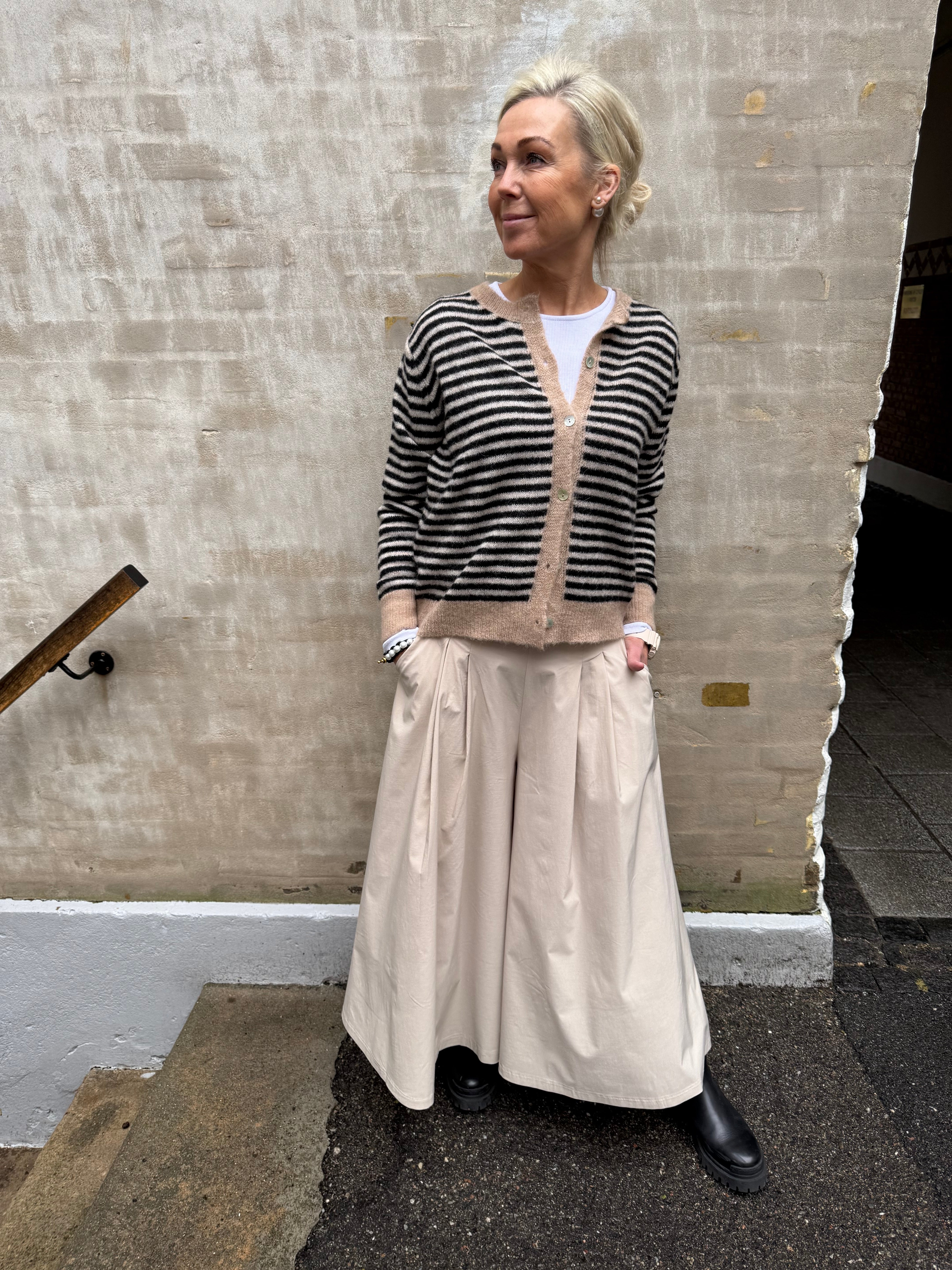 DELL randig stickad kofta - svart