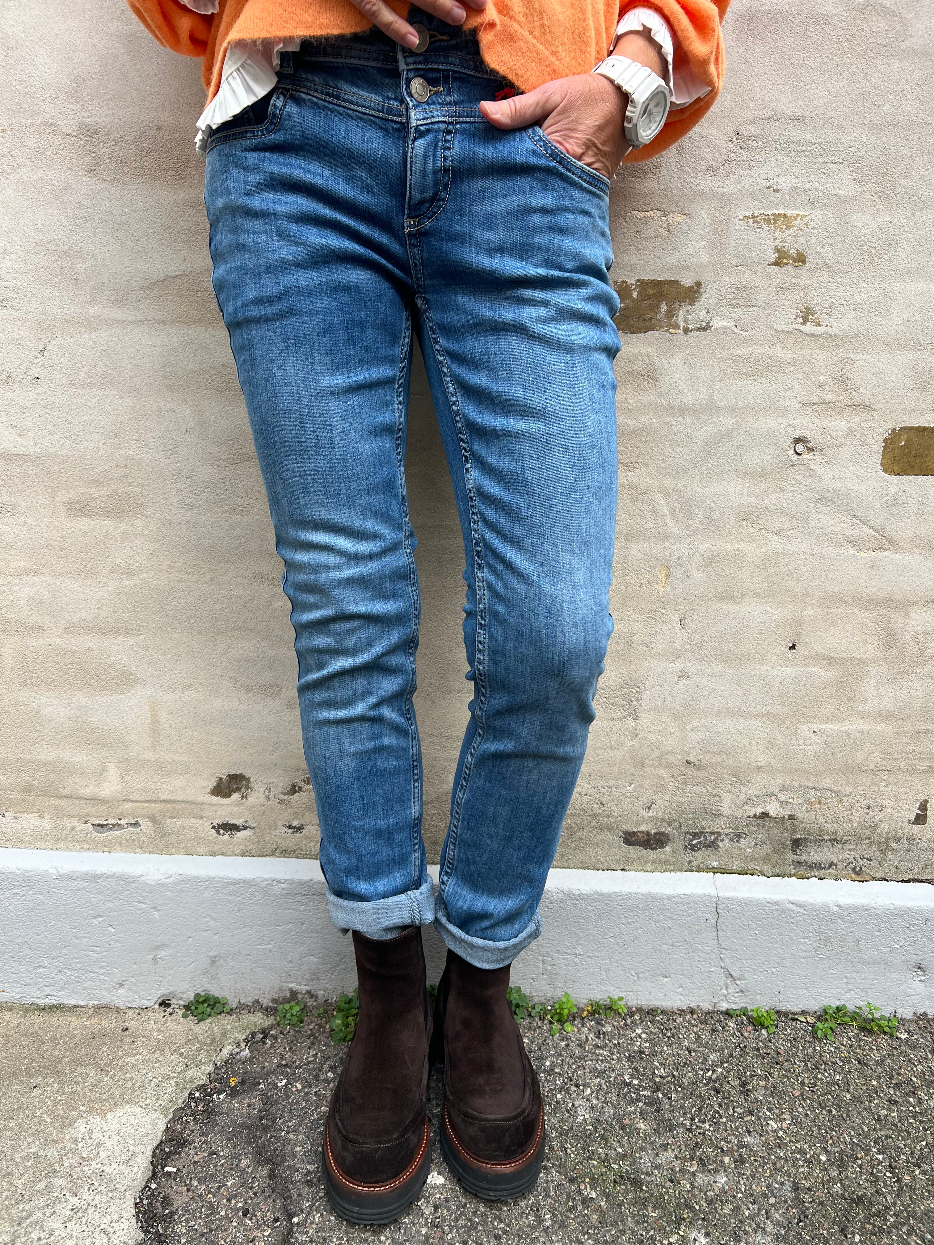 Jane Casual Fit Jeans - Medium Blue Washed