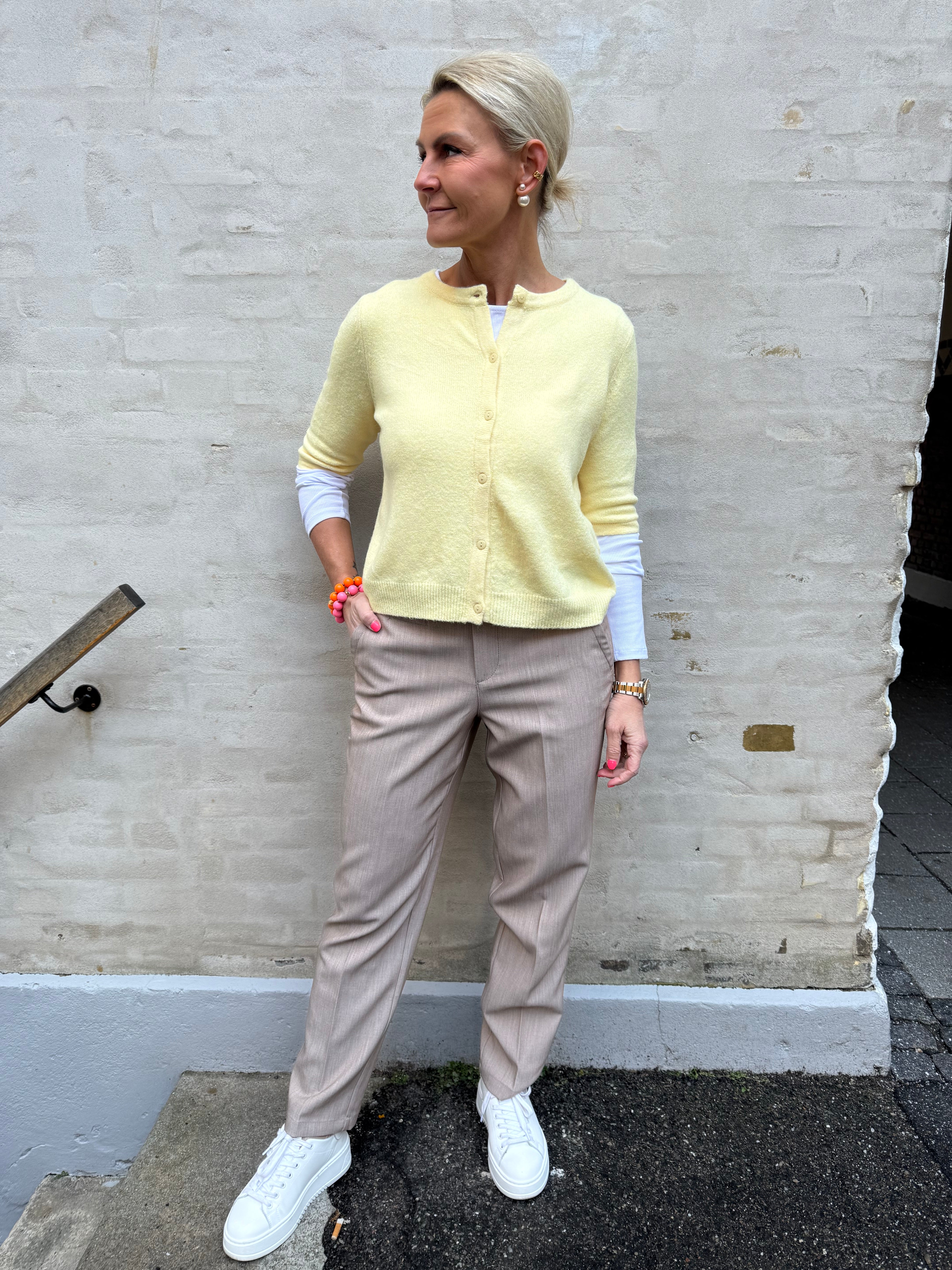 DOFFY 2/4 O-HALS KNAPPKOFTTA - Golden Hazel