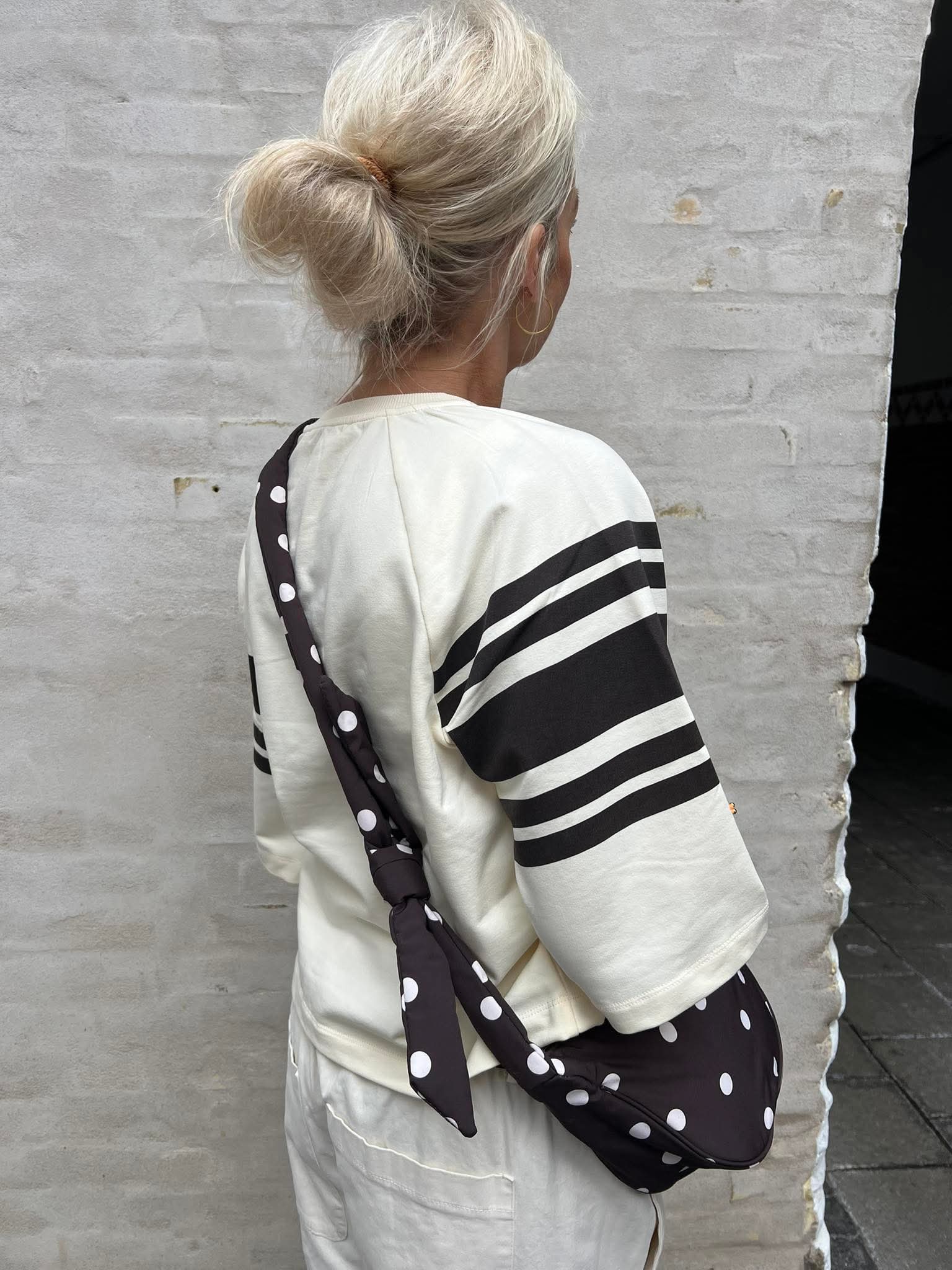 AMANDA KNOT BUMBAG - Björk Hot fudge prickar