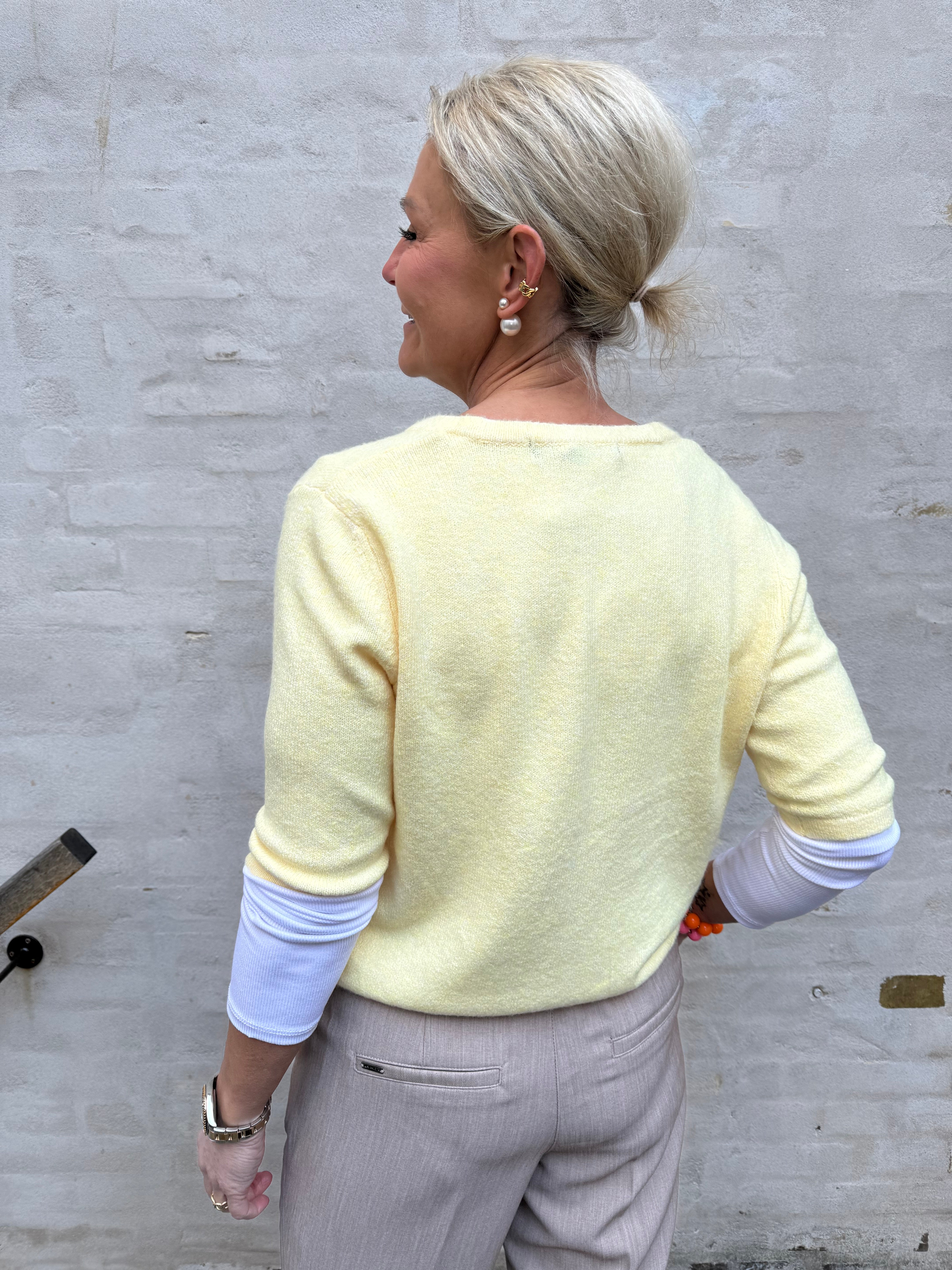 DOFFY 2/4 O-HALS KNAPPKOFTTA - Golden Hazel