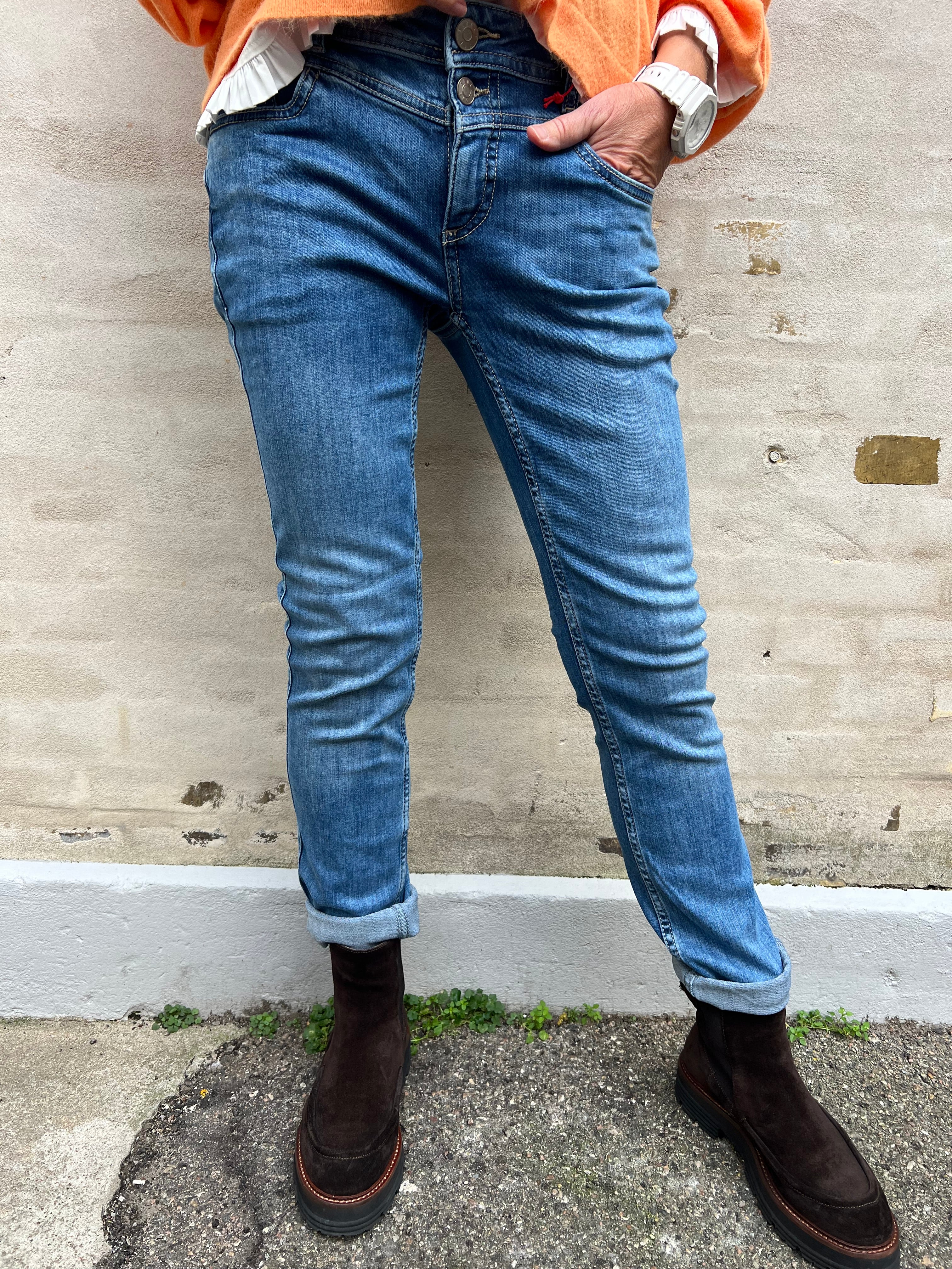 Jane Casual Fit Jeans - Medium Blue Washed