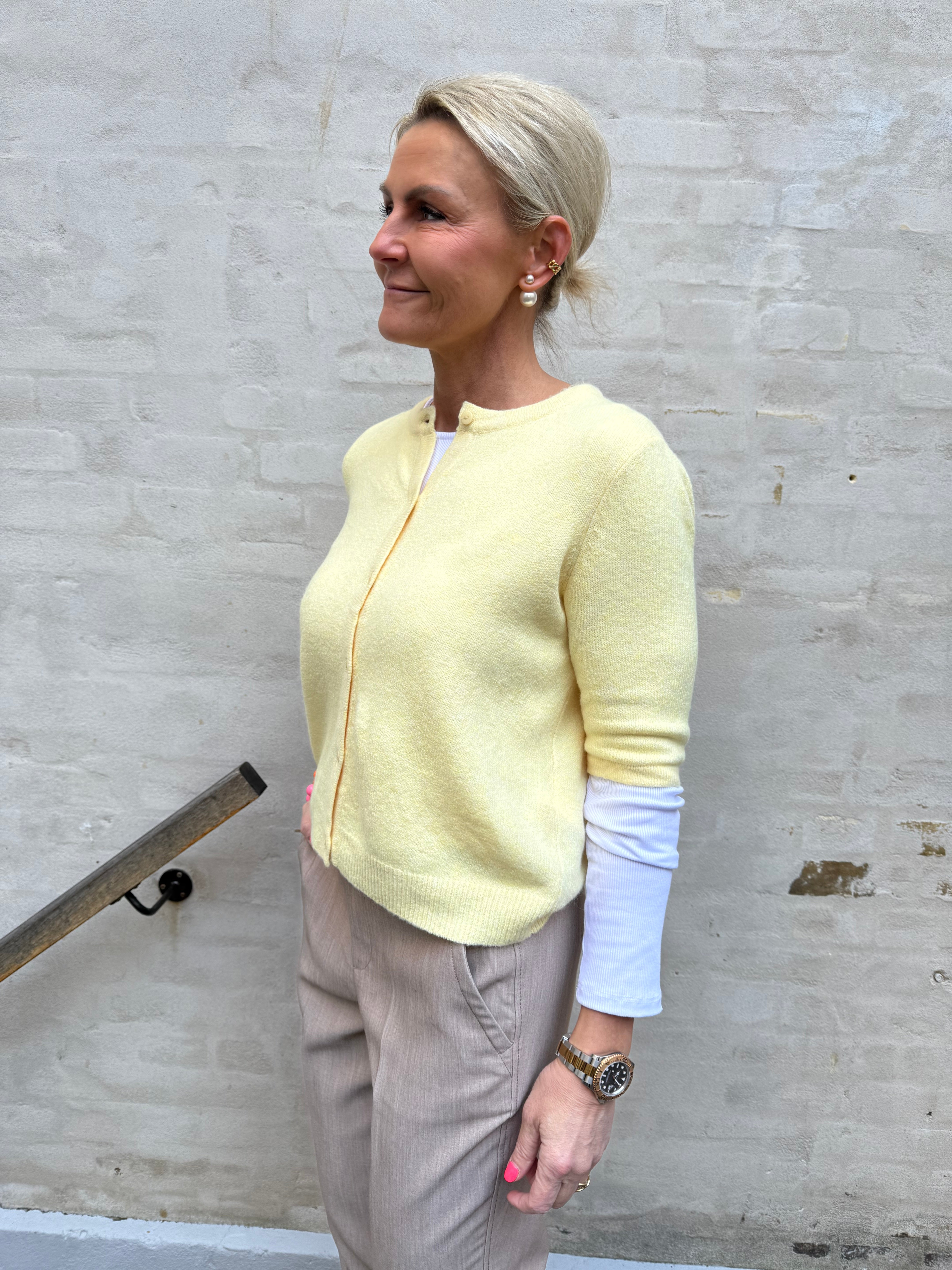 DOFFY 2/4 O-HALS KNAPPKOFTTA - Golden Hazel