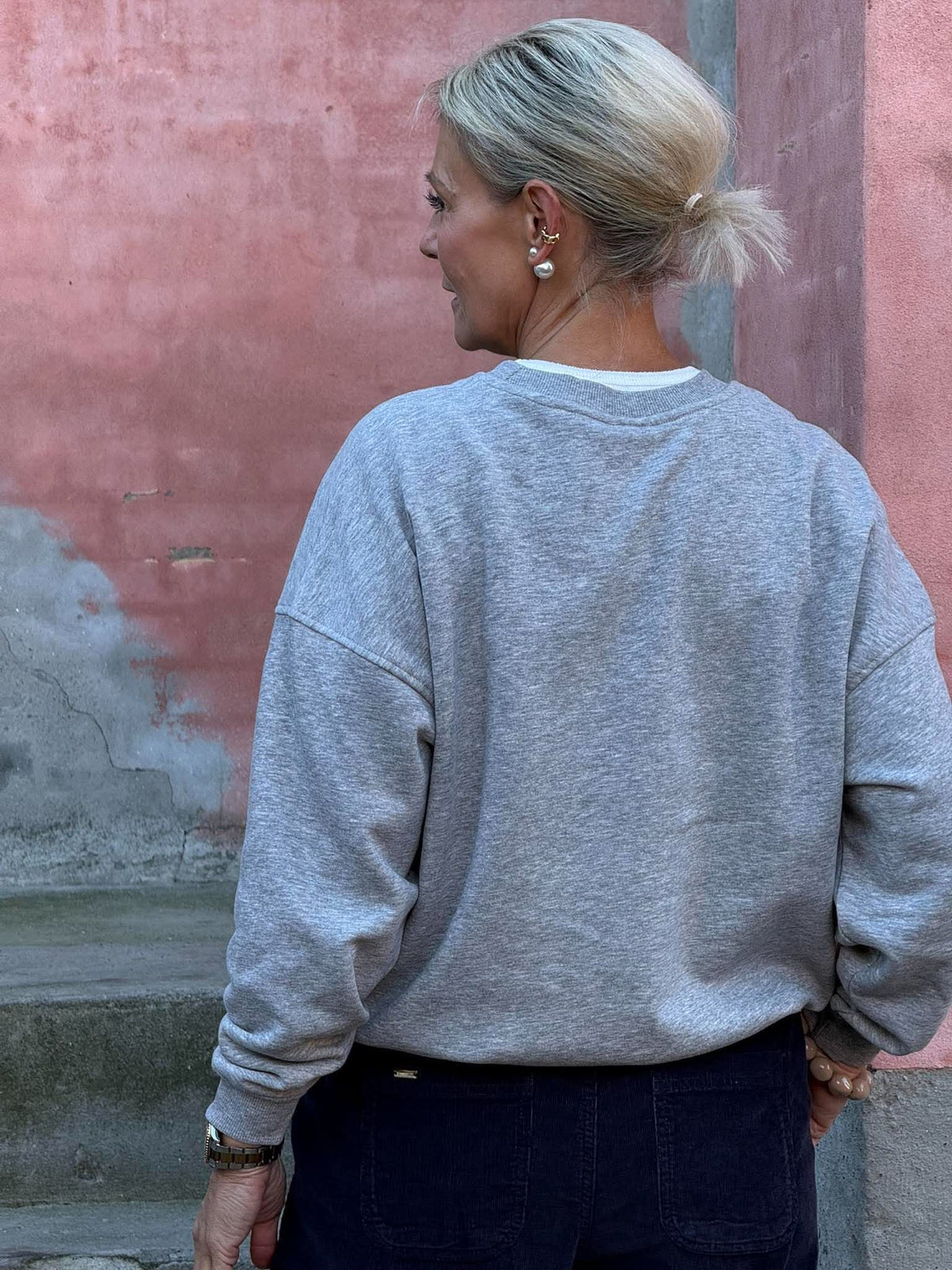 MESA LS O-NK EMB SWEAT - Ljusgråmelerad_NAVY BLAZER ATHL
