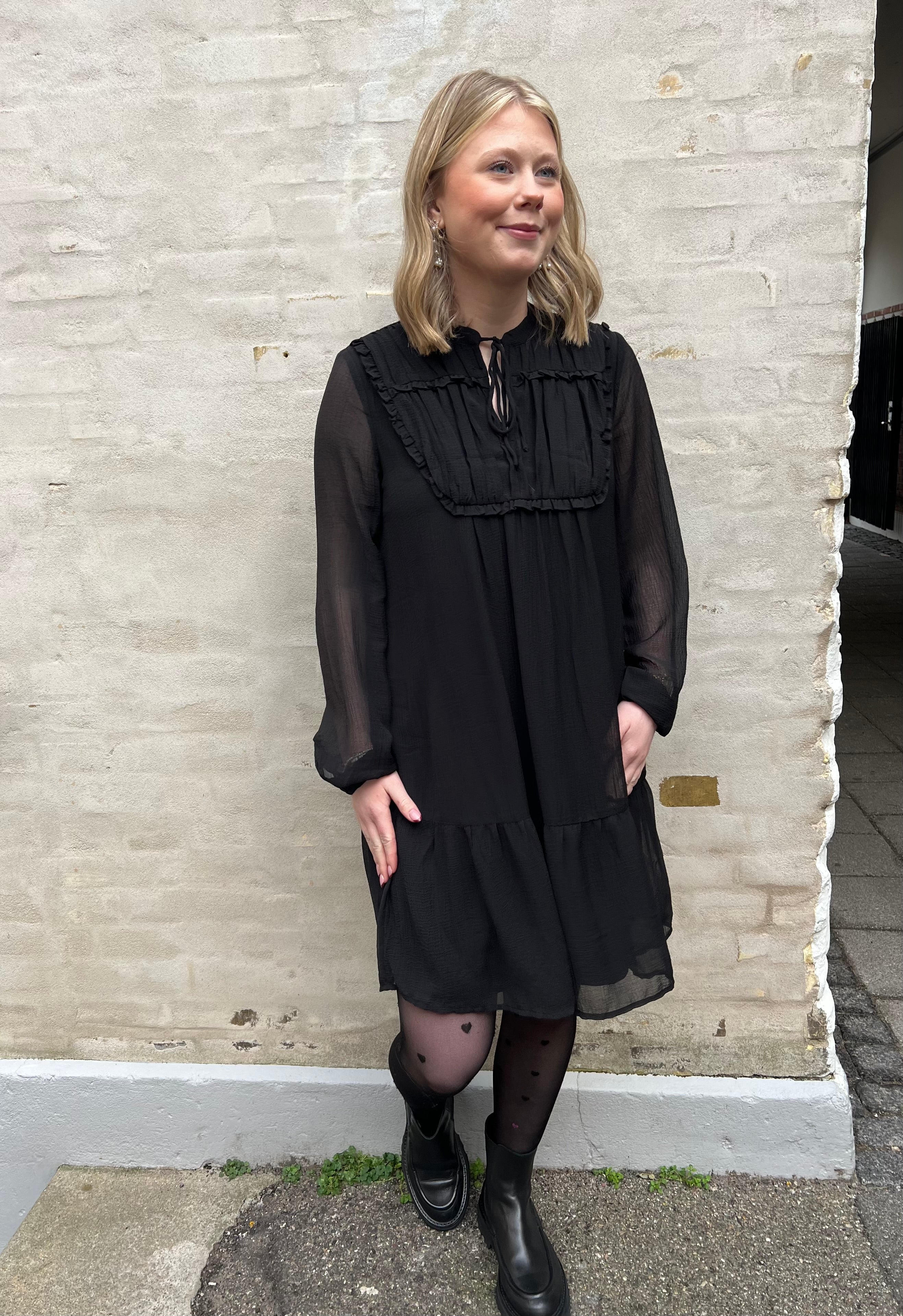 LINEA LS KORT KLÄNNING - Svart