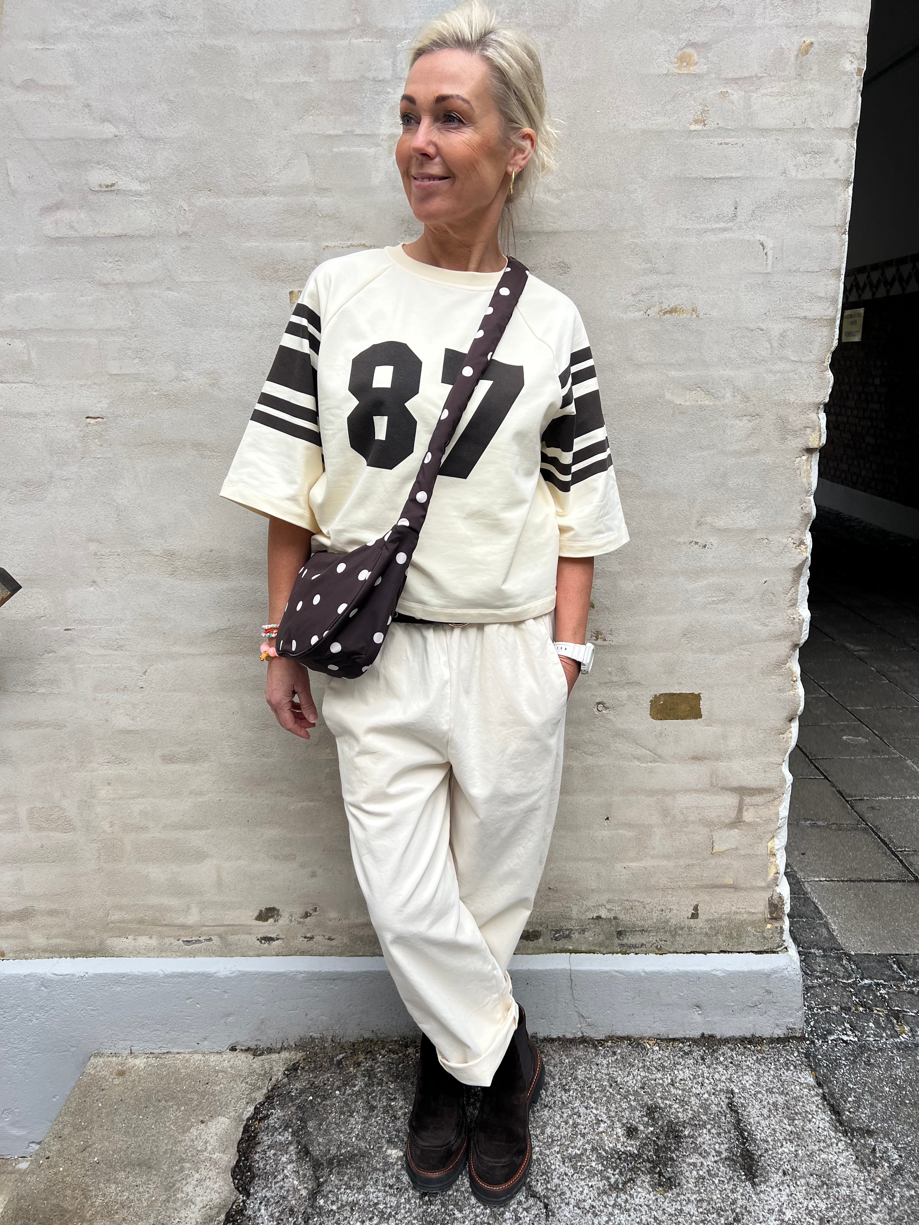 AMANDA KNOT BUMBAG - Hot Fudge Björk prickar