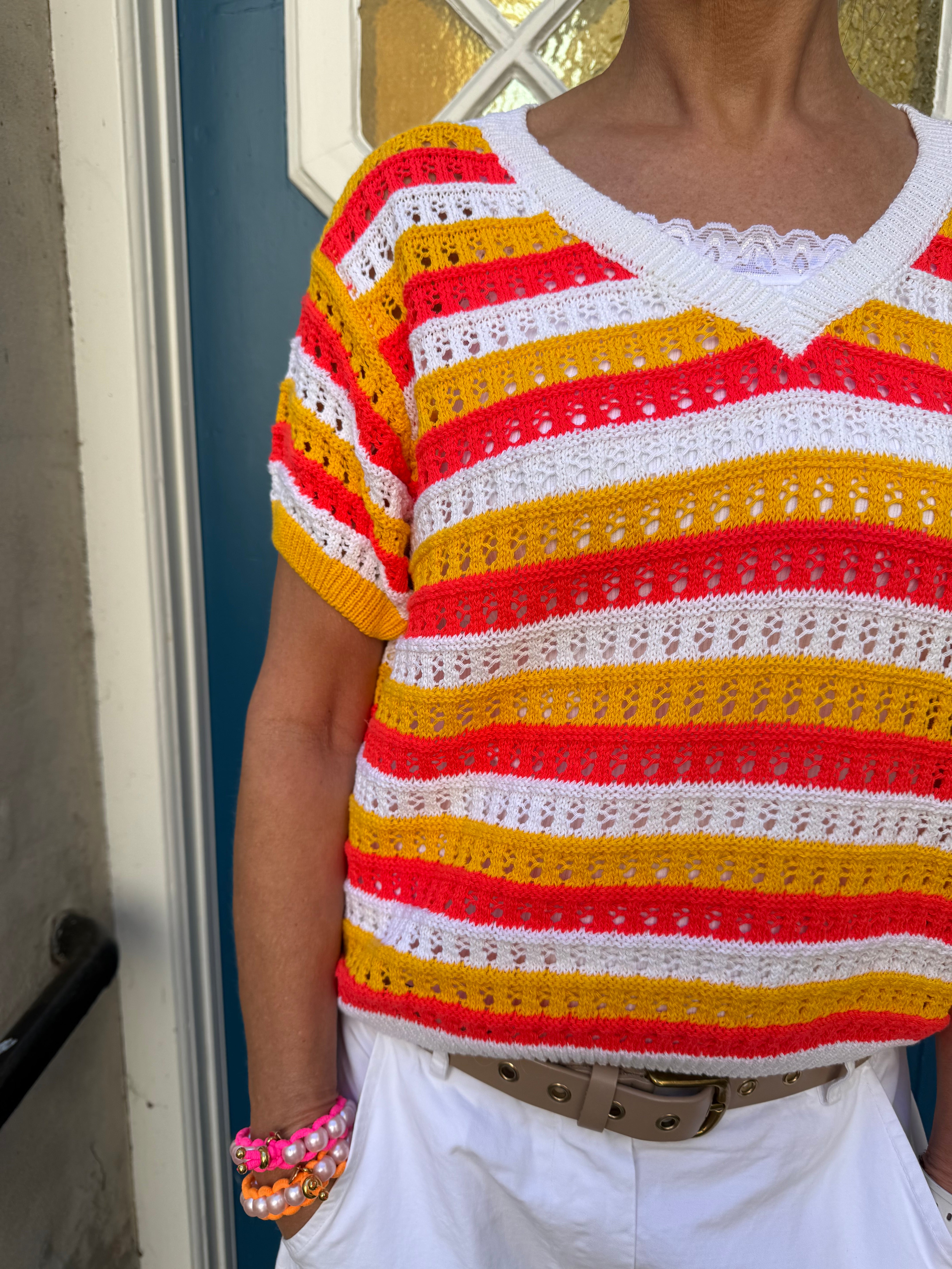 Stickad randig T-shirt med V-ringad - Benvit/Orange/Rosa