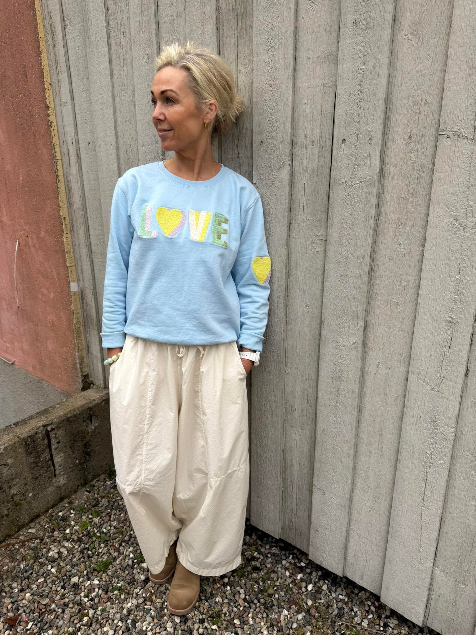 Sweat LOVE - Auora rosa med orange broderi klassiker