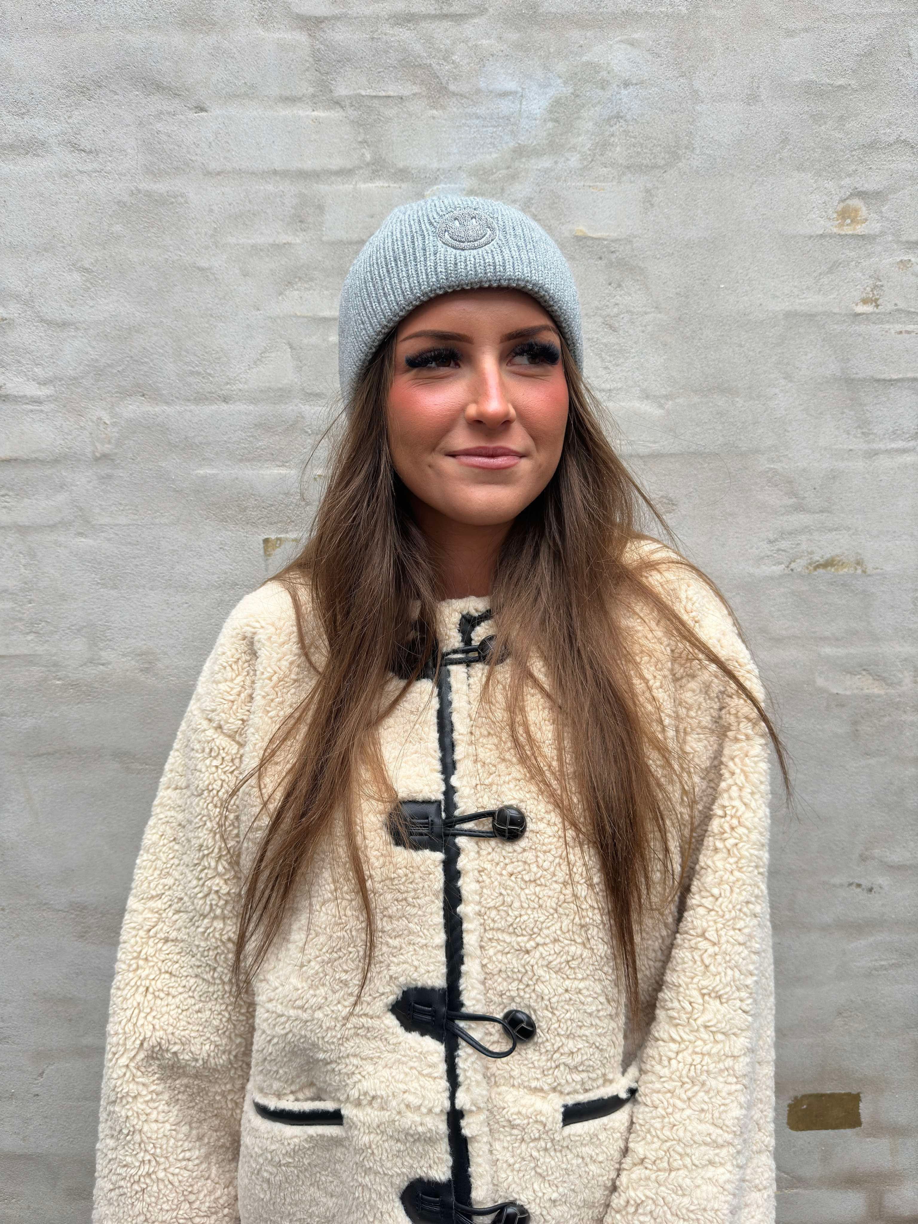 Smileystickad mössa grå