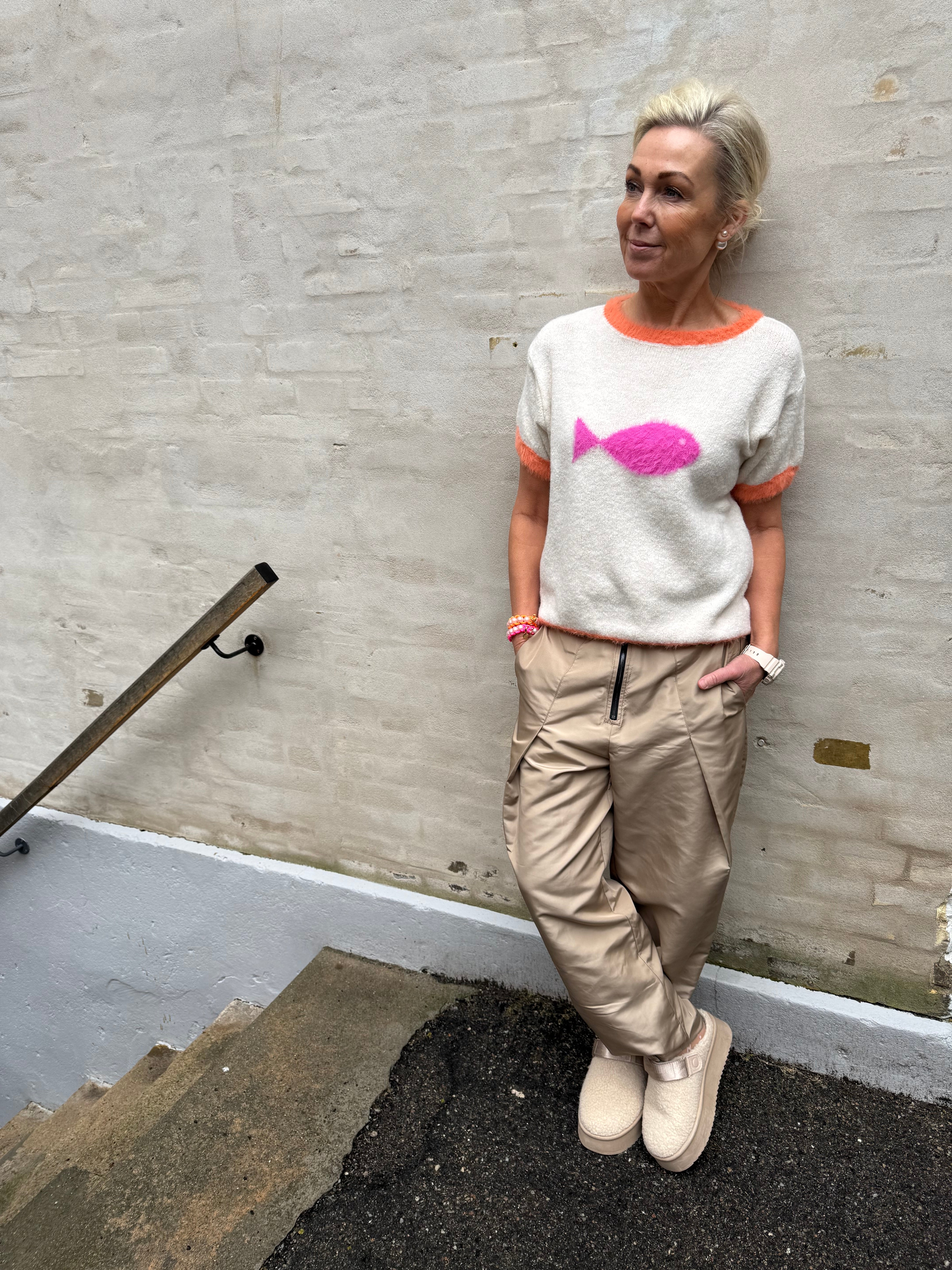 Stickad T-shirt med fisk - Benvit/Orange/Rosa