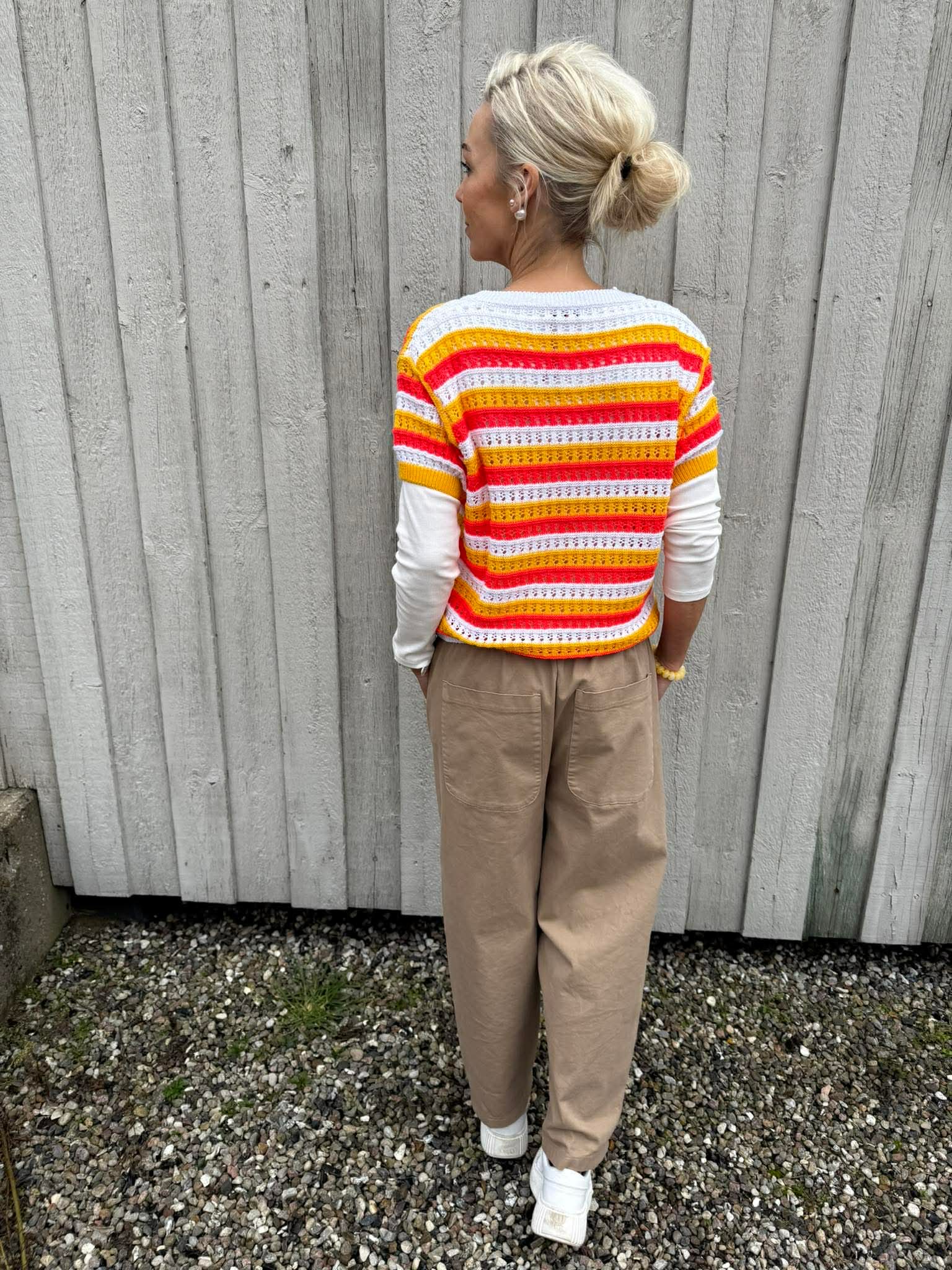 Stickad randig T-shirt med V-ringad - Benvit/Orange/Rosa