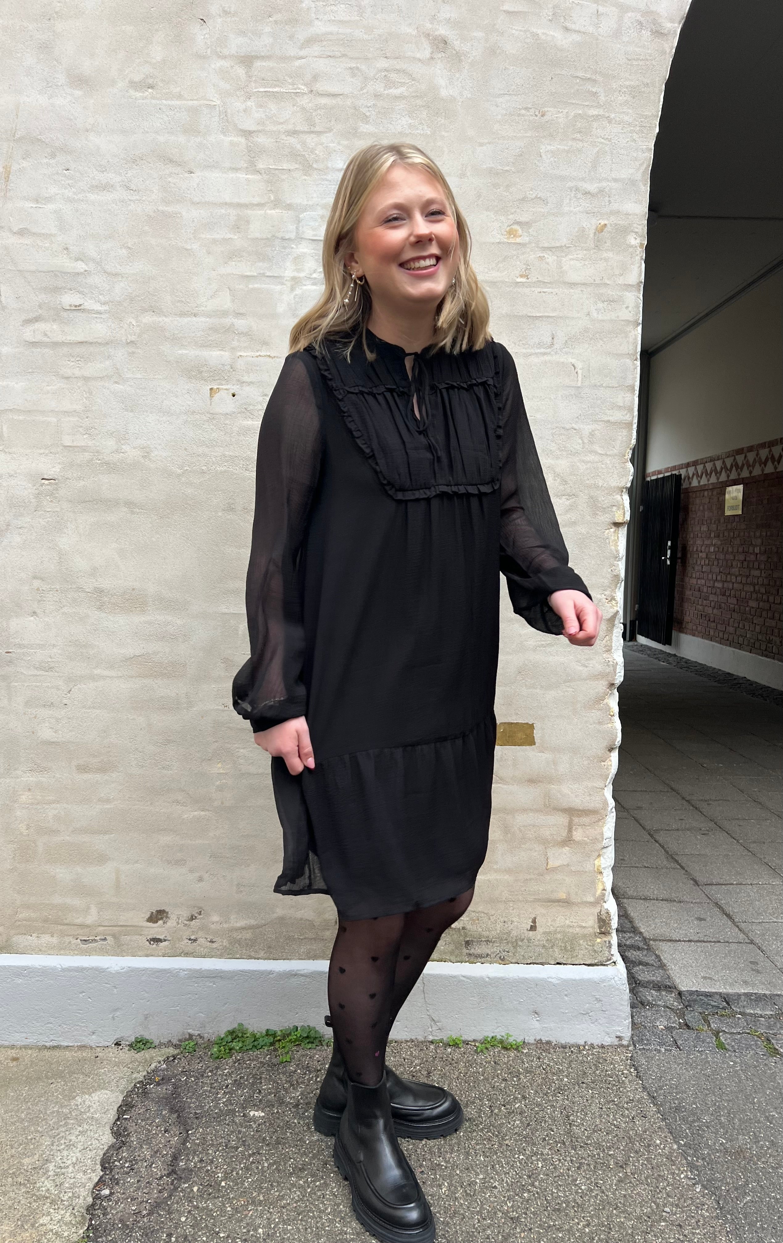 LINEA LS KORT KLÄNNING - Svart