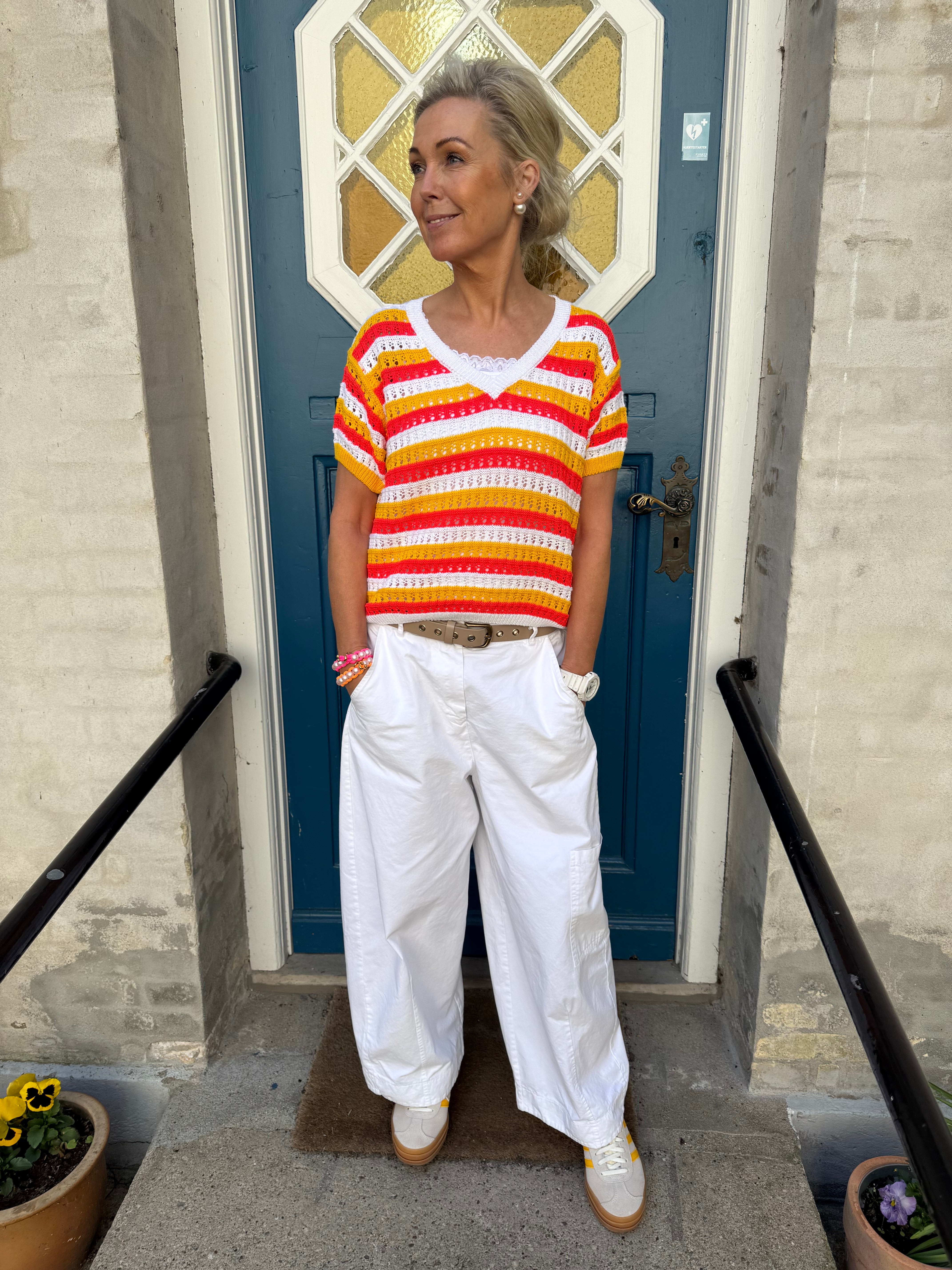 Stickad randig T-shirt med V-ringad - Benvit/Orange/Rosa
