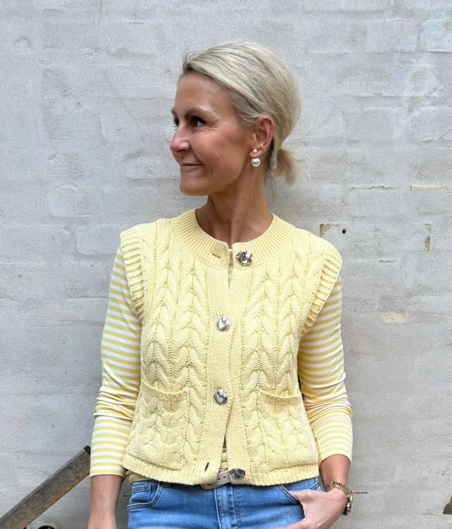 ANNALIZE SL O-HALS KABELVÄST - Double Cream W. HORN KNAPP