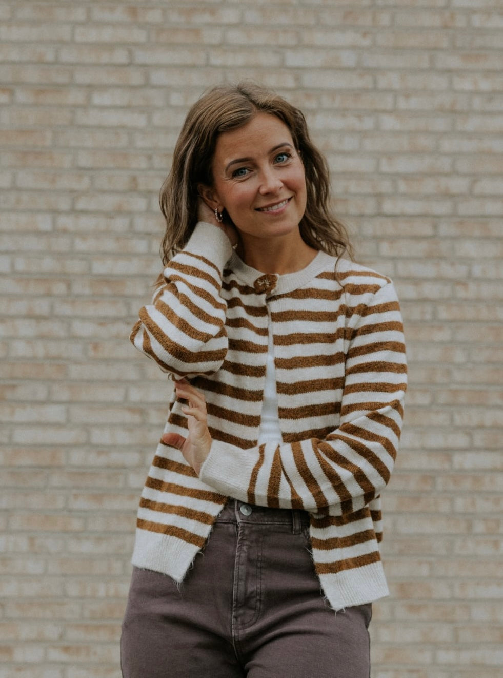 ELLIE LS ONEBUTTON FLOWER CARDI - Sandshell NÖTVÄCKA