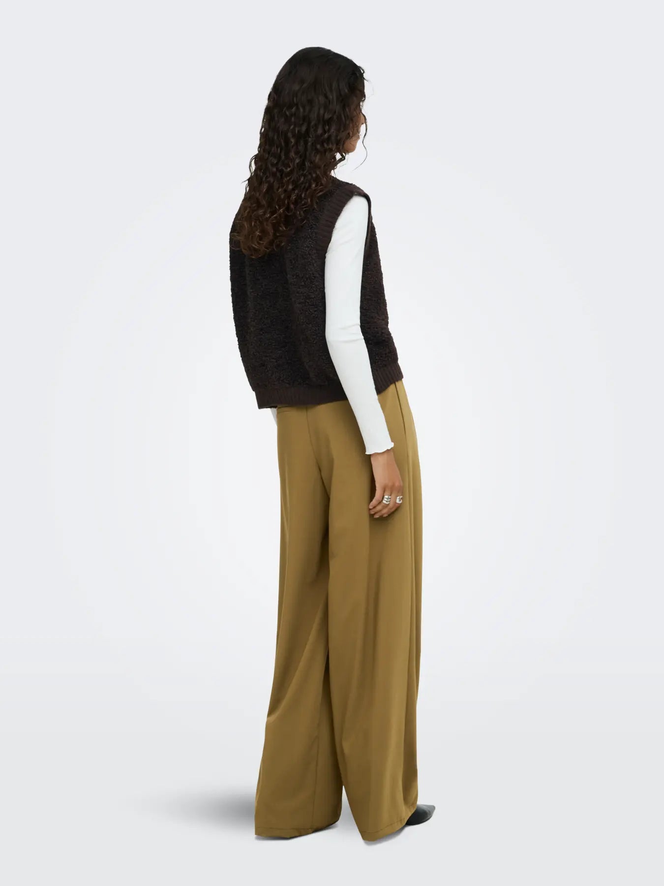 EIRA LIFE S/L ON BUTTON VEST - Chocolate Torte