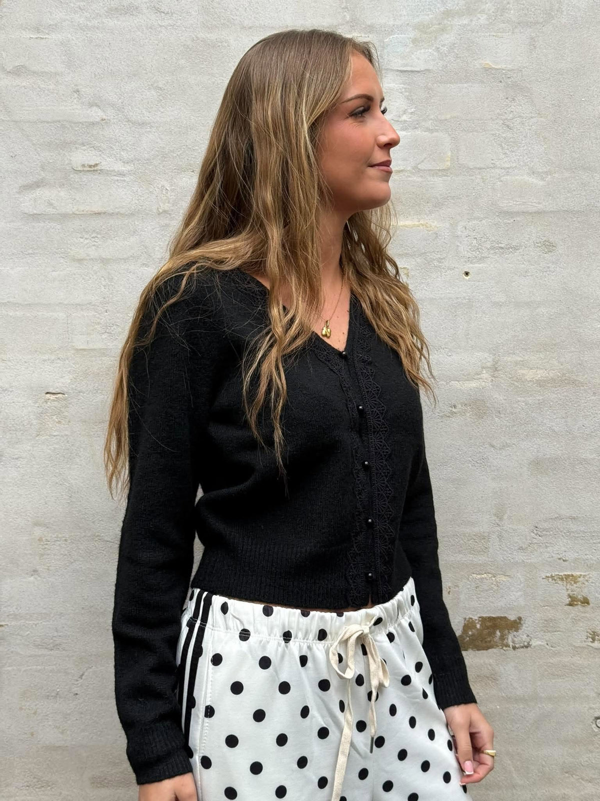 FRANCIE L/S V-NECK CARDIGAN - Black W. PEARL BUTTON