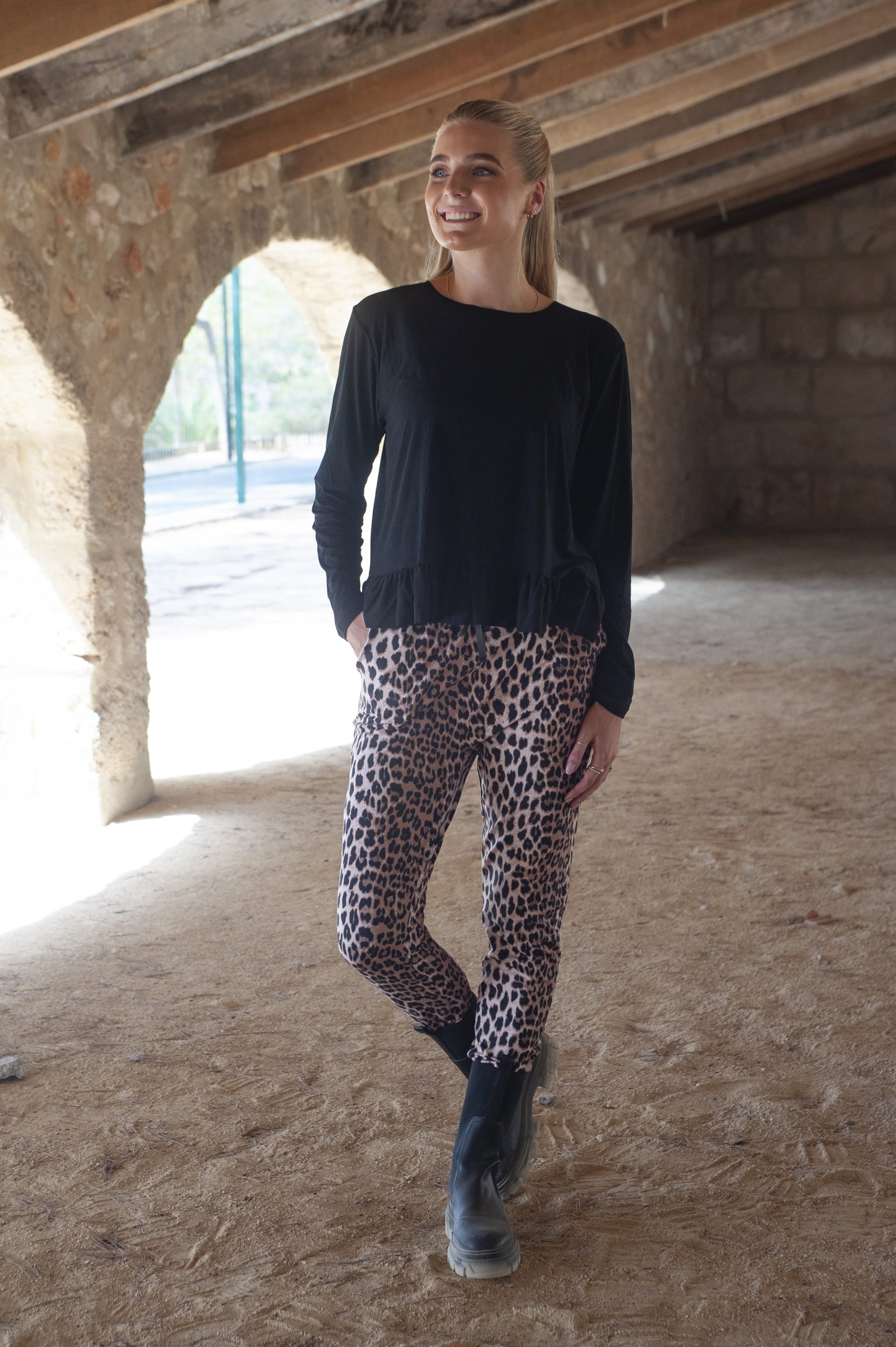 ALMA LS FRILL T-SHIRT - Svart