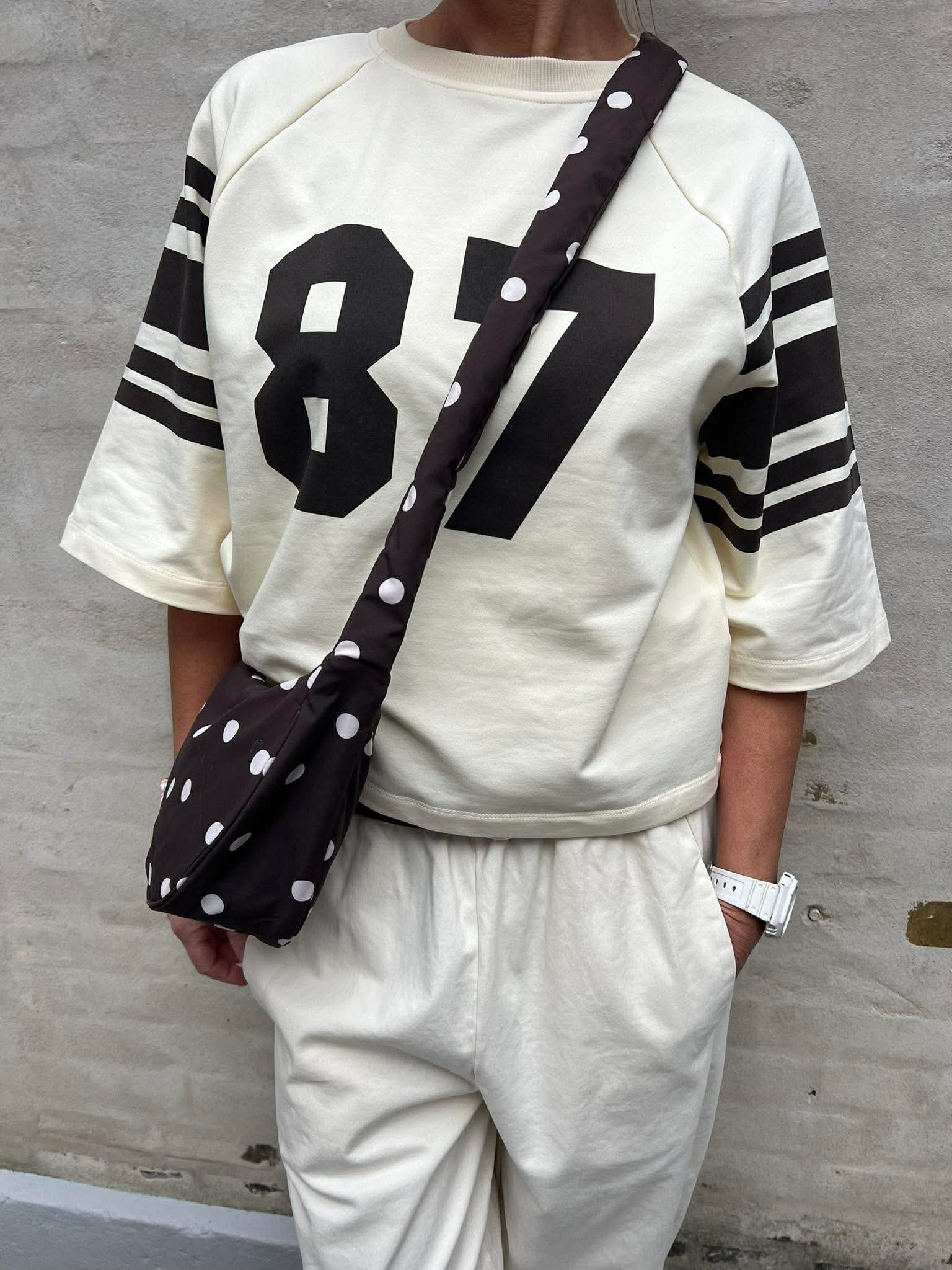 AMANDA KNOT BUMBAG - Björk Hot fudge prickar