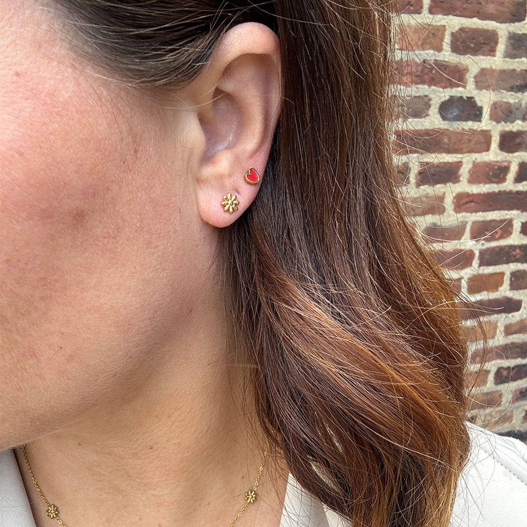 Red Heart Studs - 18 karats guldpläterade