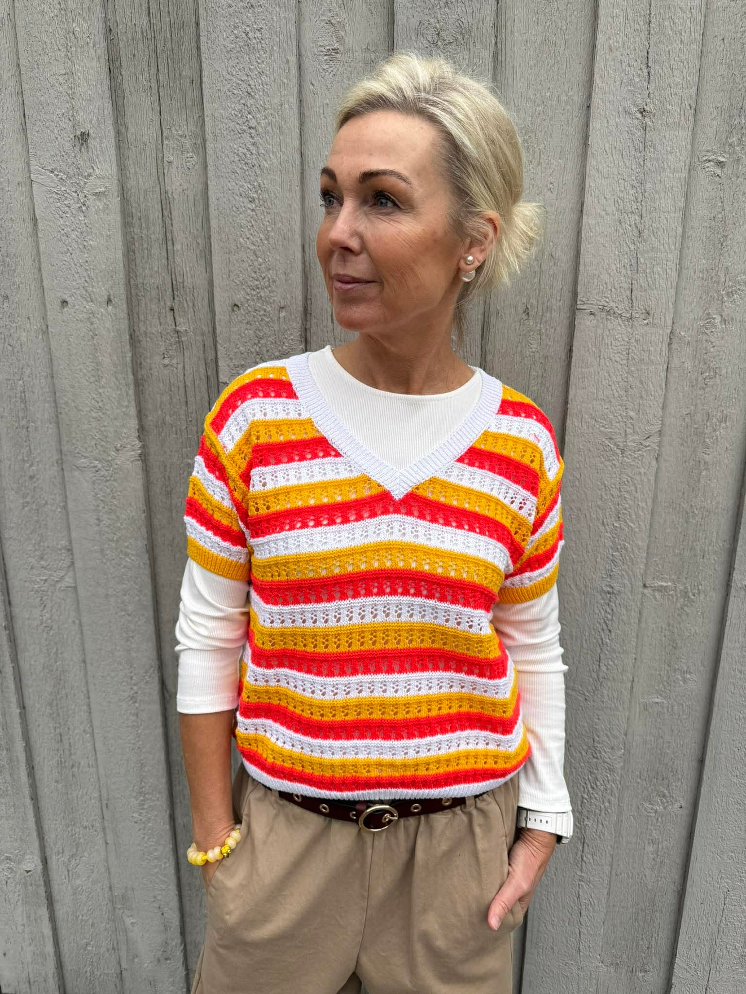 Stickad randig T-shirt med V-ringad - Benvit/Orange/Rosa