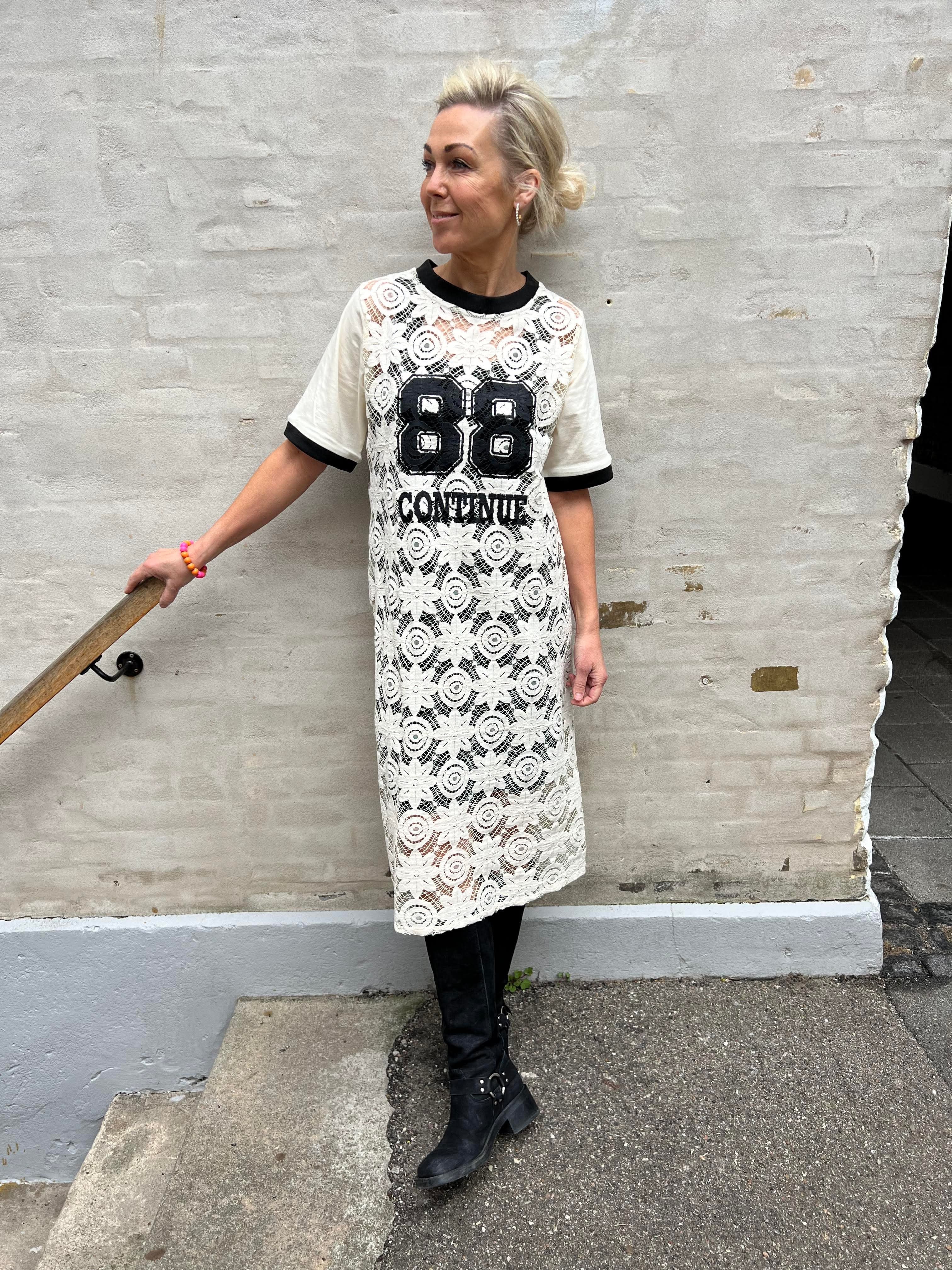 Conni lace dress off white