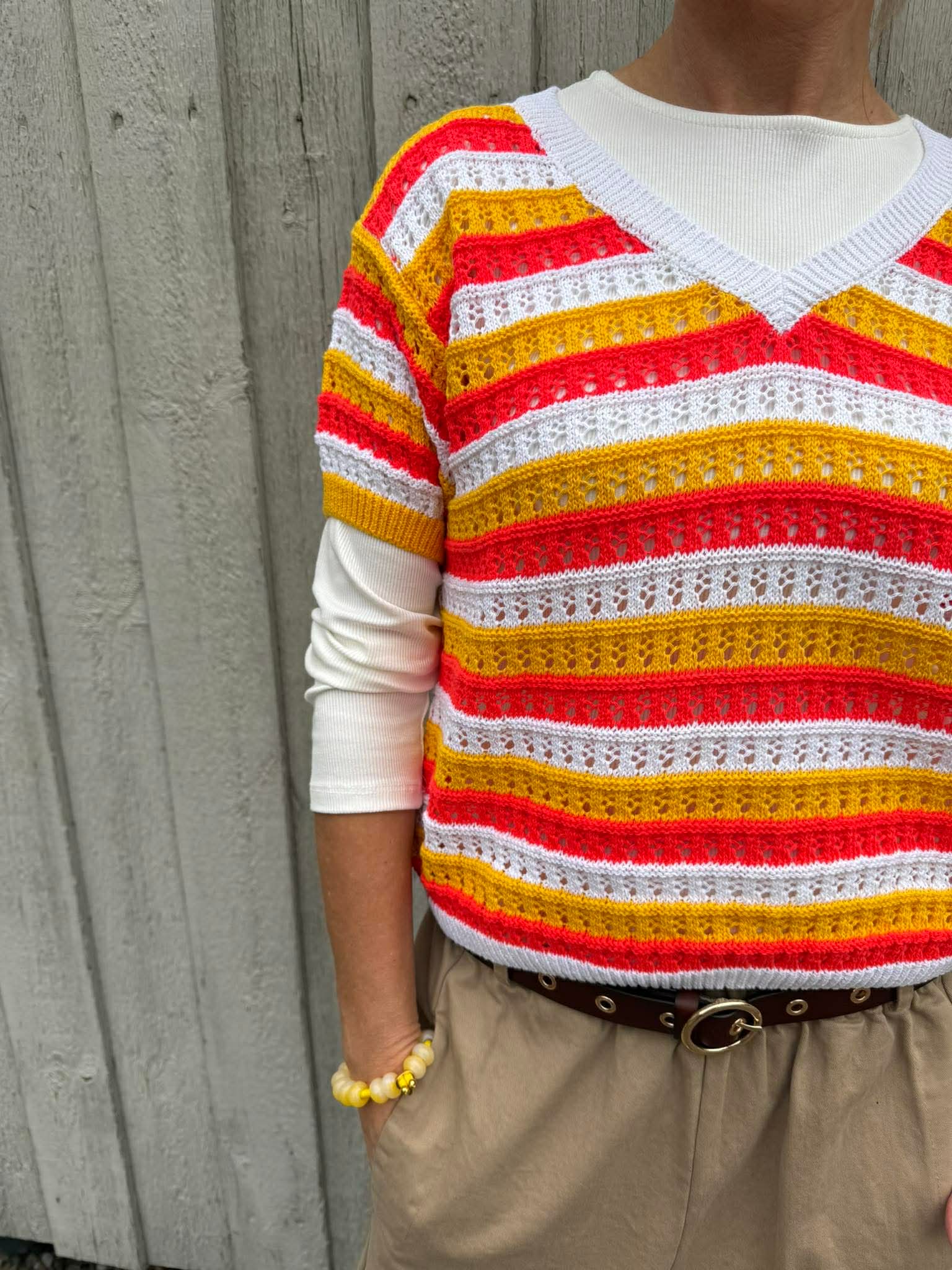 Stickad randig T-shirt med V-ringad - Benvit/Orange/Rosa