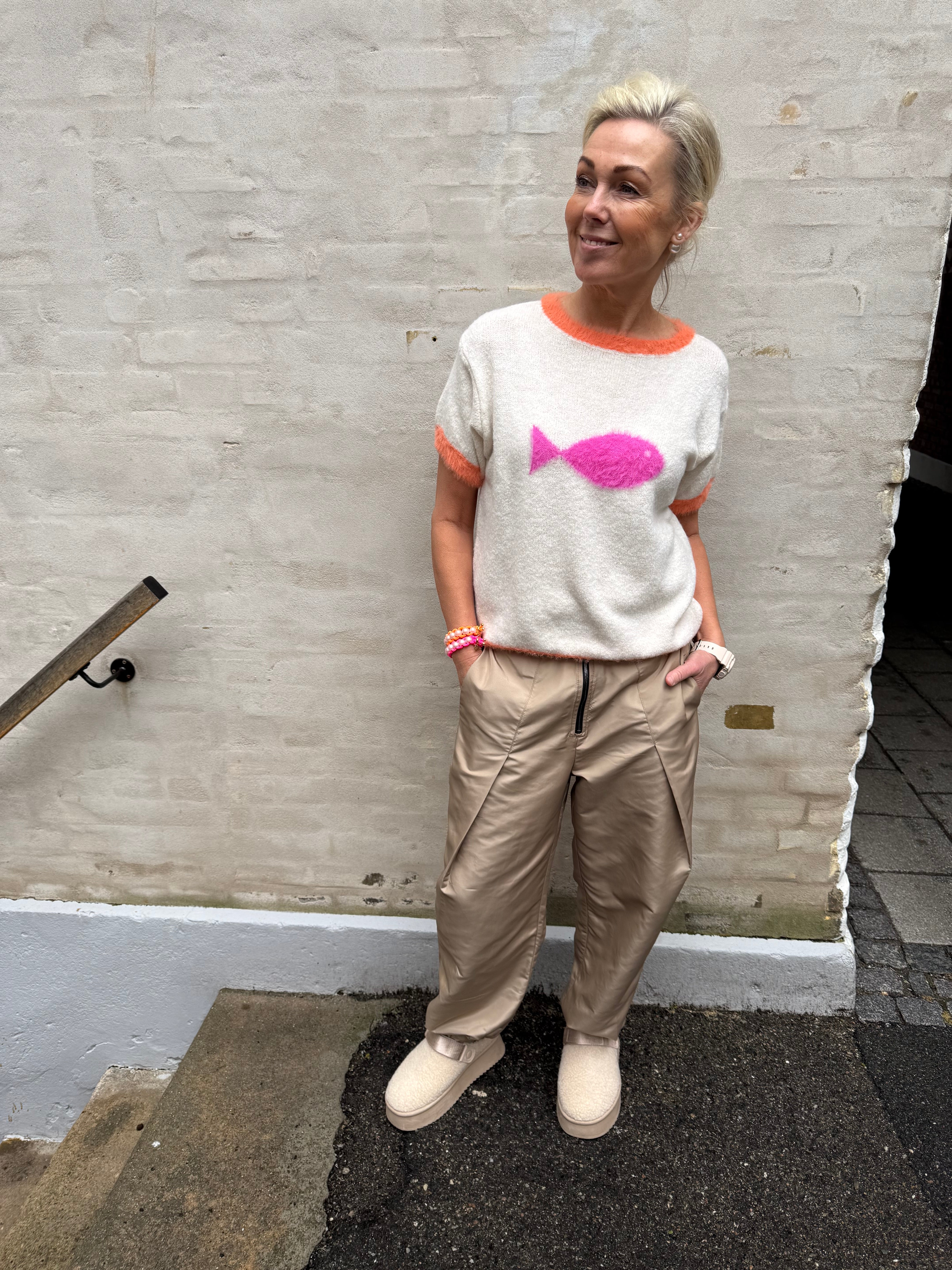 Stickad T-shirt med fisk - Benvit/Orange/Rosa