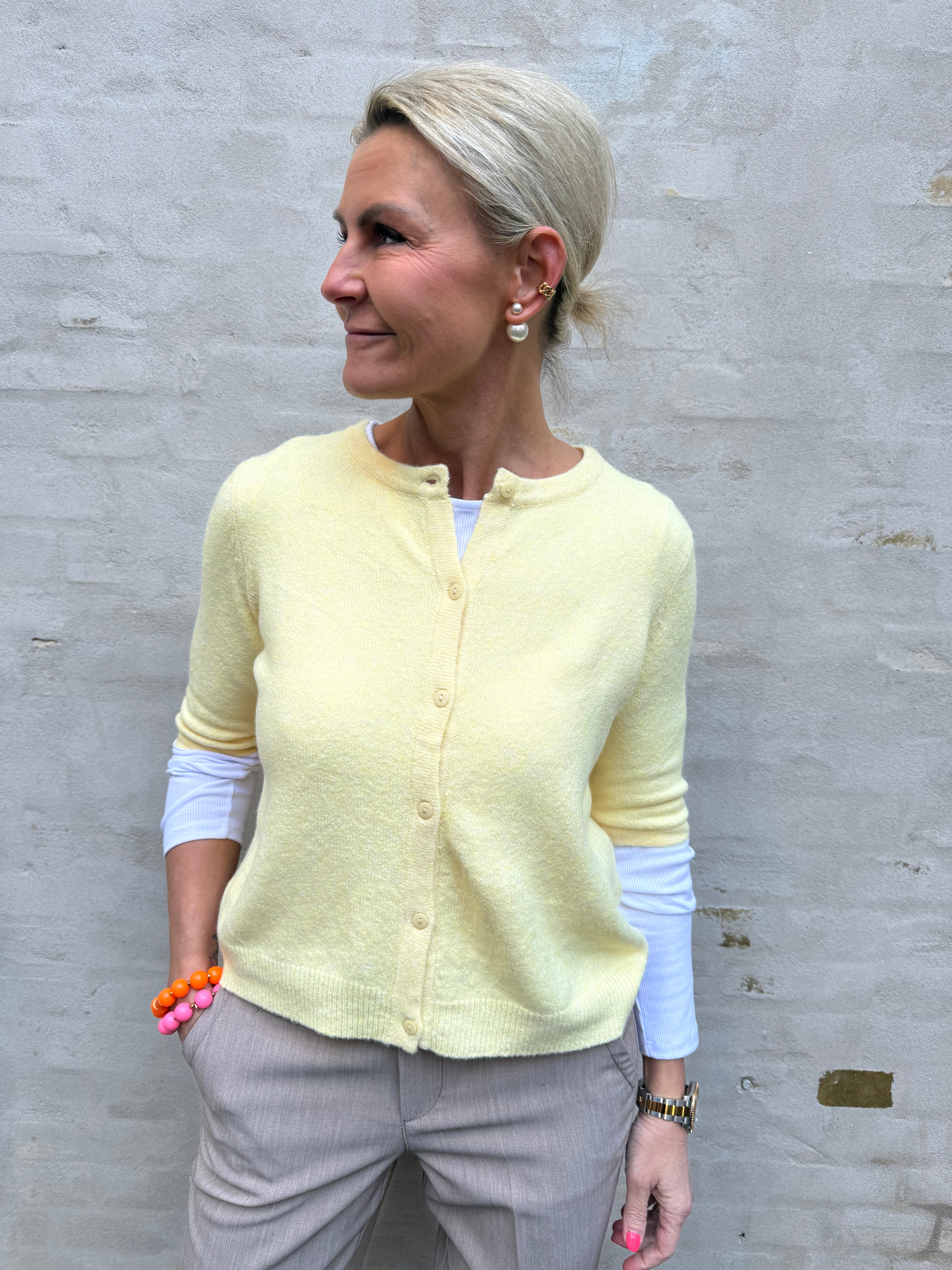 DOFFY 2/4 O-HALS KNAPPKOFTTA - Golden Hazel