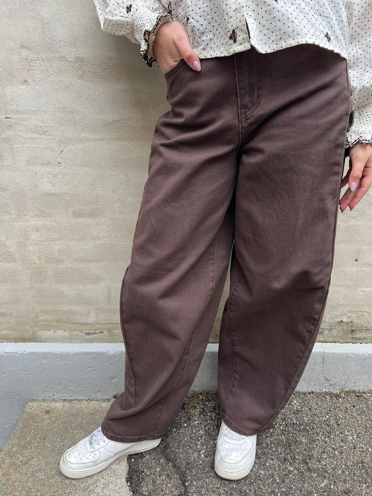 MOJI ELSA SUPER BARREL TWILL JEANS - Seal Brown