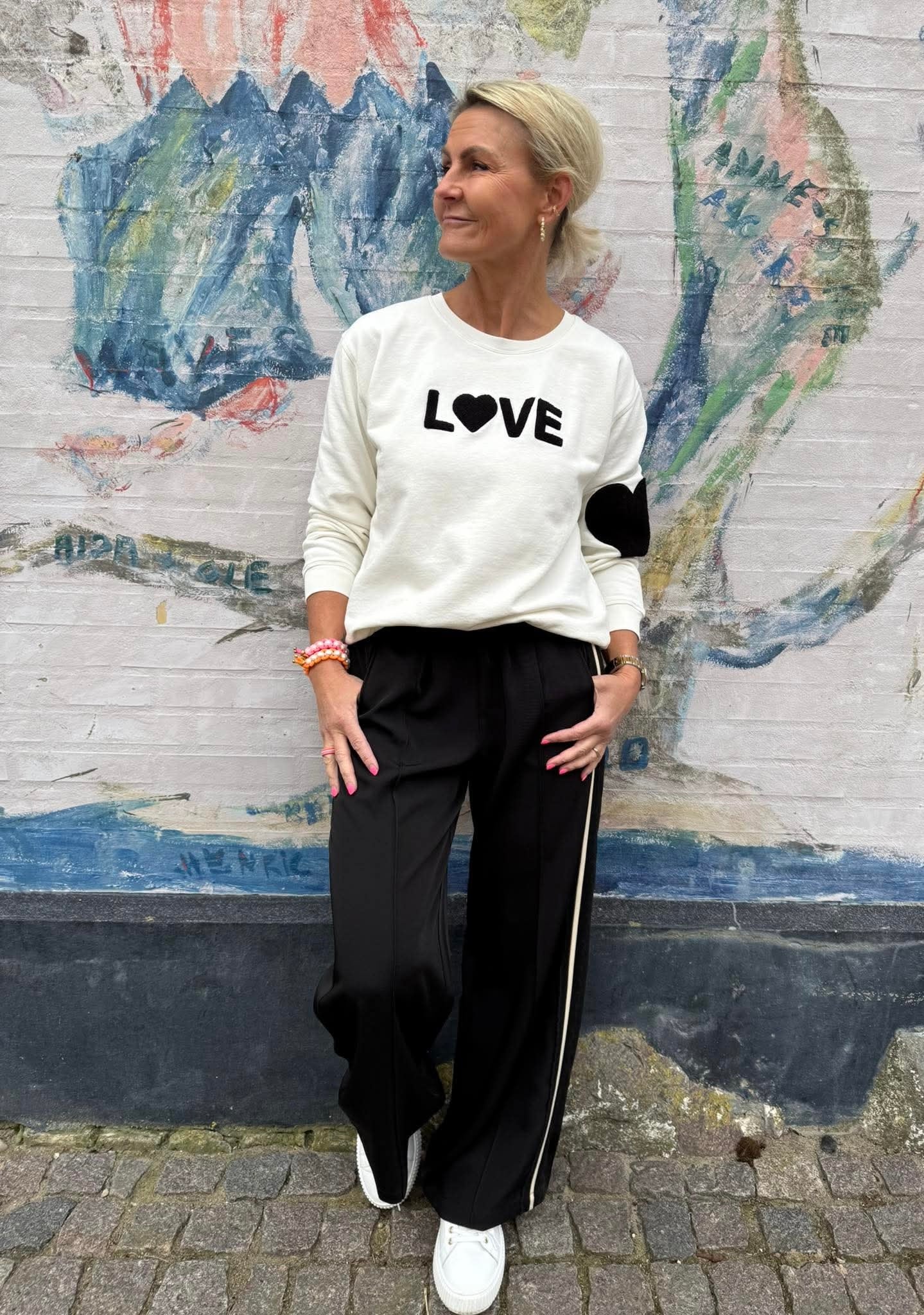 Sweat LOVE - Auora rosa med orange broderi klassiker