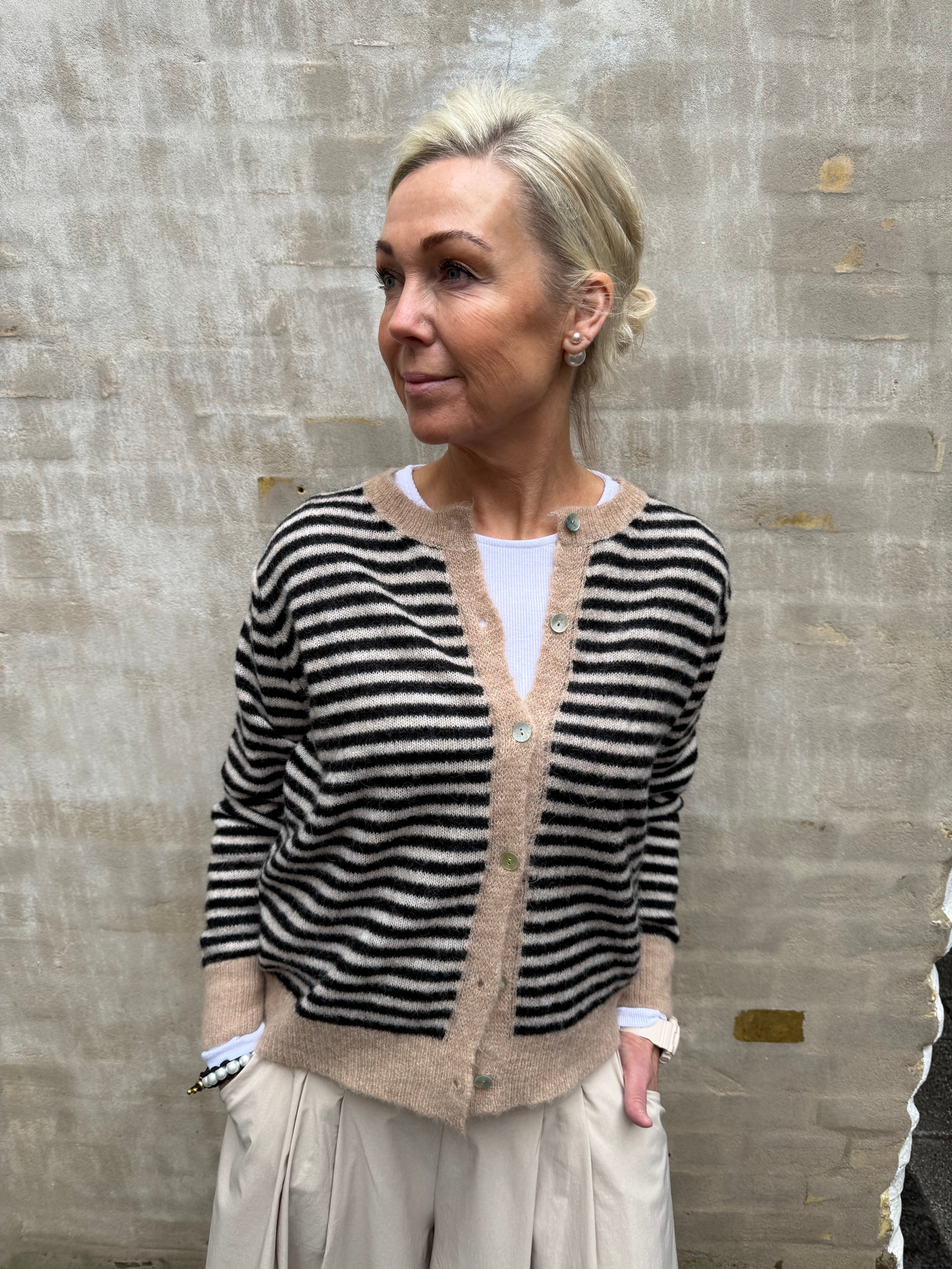 DELL randig stickad kofta - svart