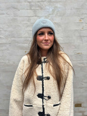 Smileystickad mössa grå