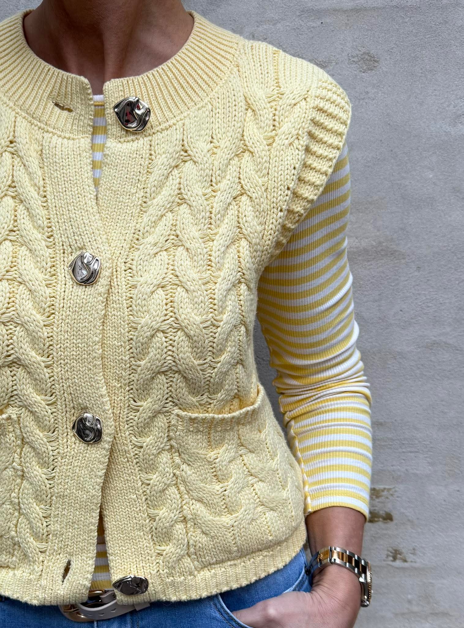 ANNALIZE SL O-HALS KABELVÄST - Double Cream W. HORN KNAPP