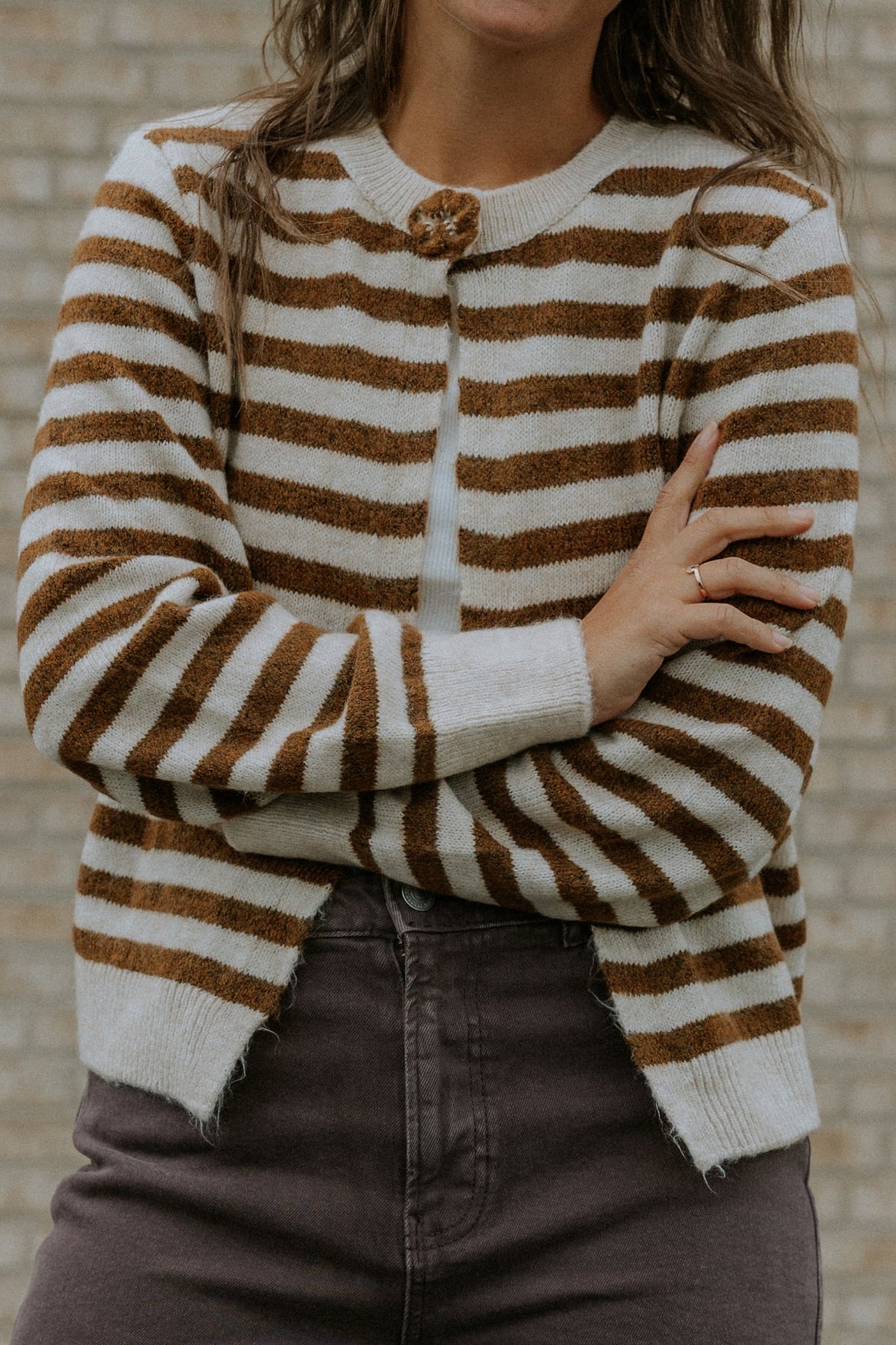 ELLIE LS ONEBUTTON FLOWER CARDI - Sandshell NÖTVÄCKA