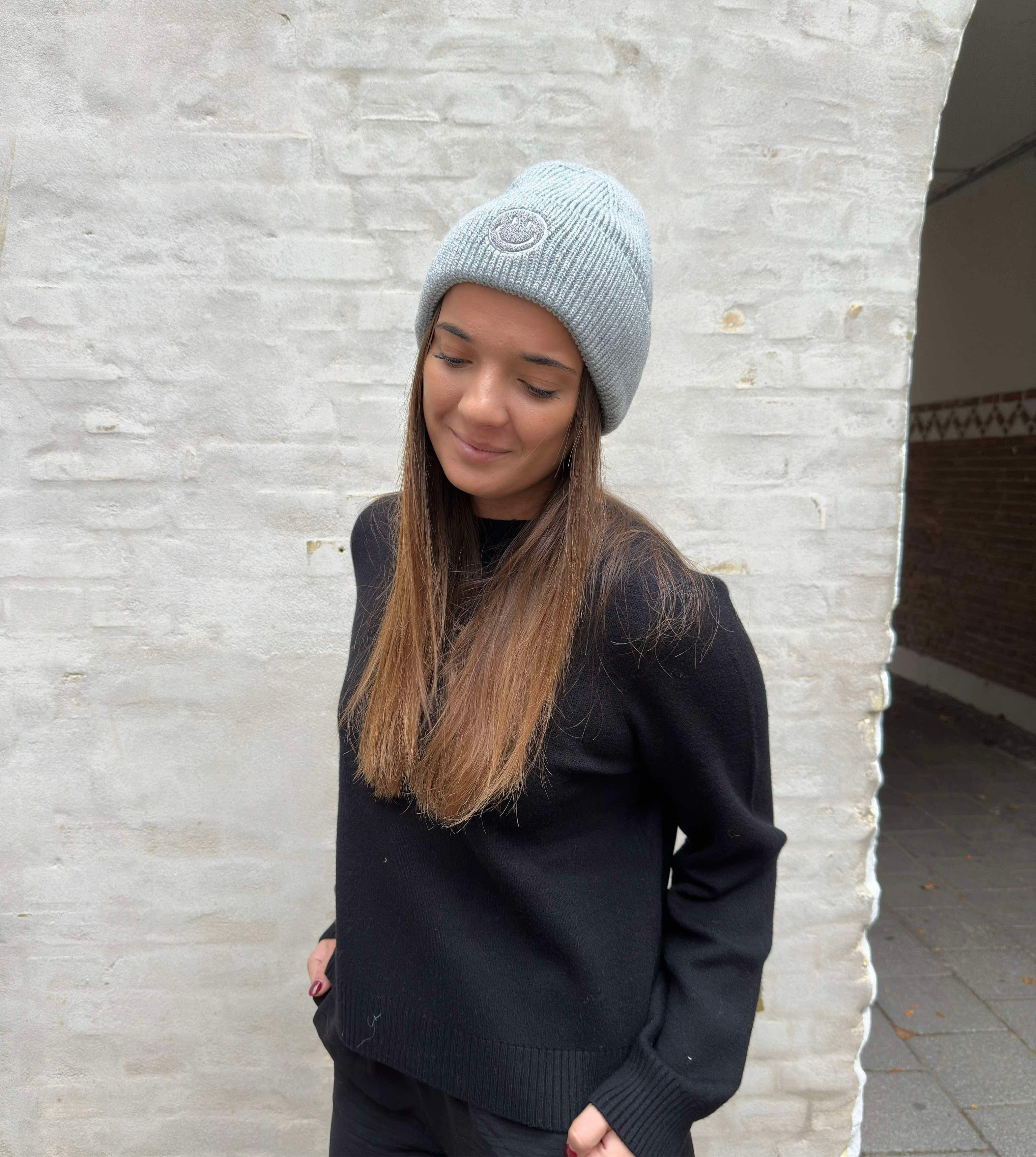 Smileystickad mössa grå