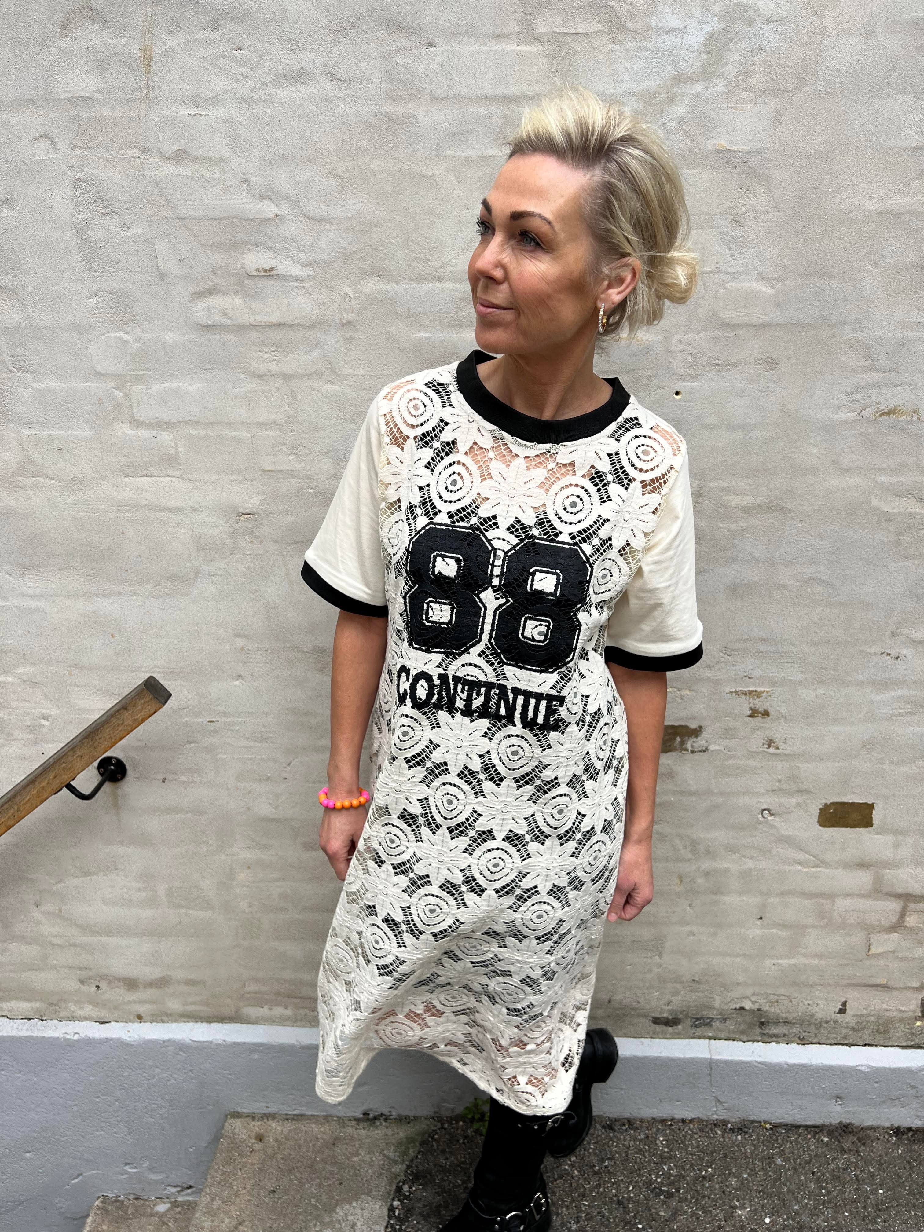 Conni lace dress off white