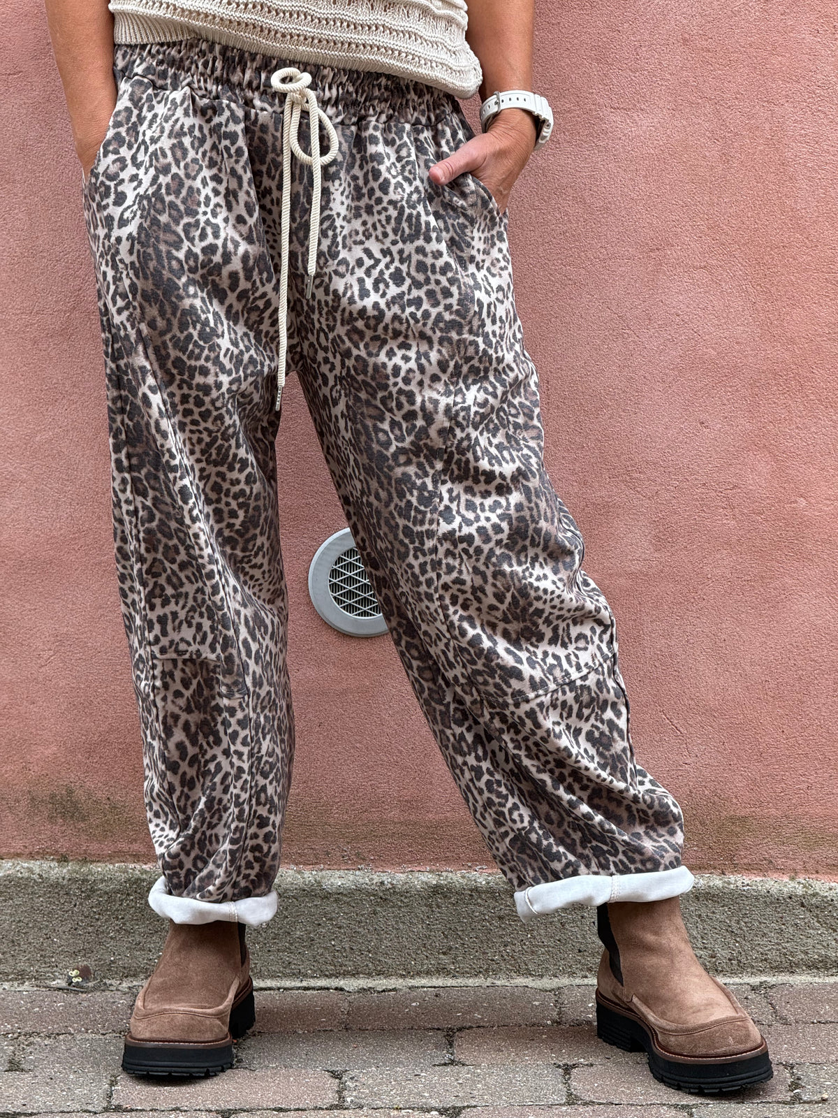 Very Leo Sweatpants - Off White/Black/Beige