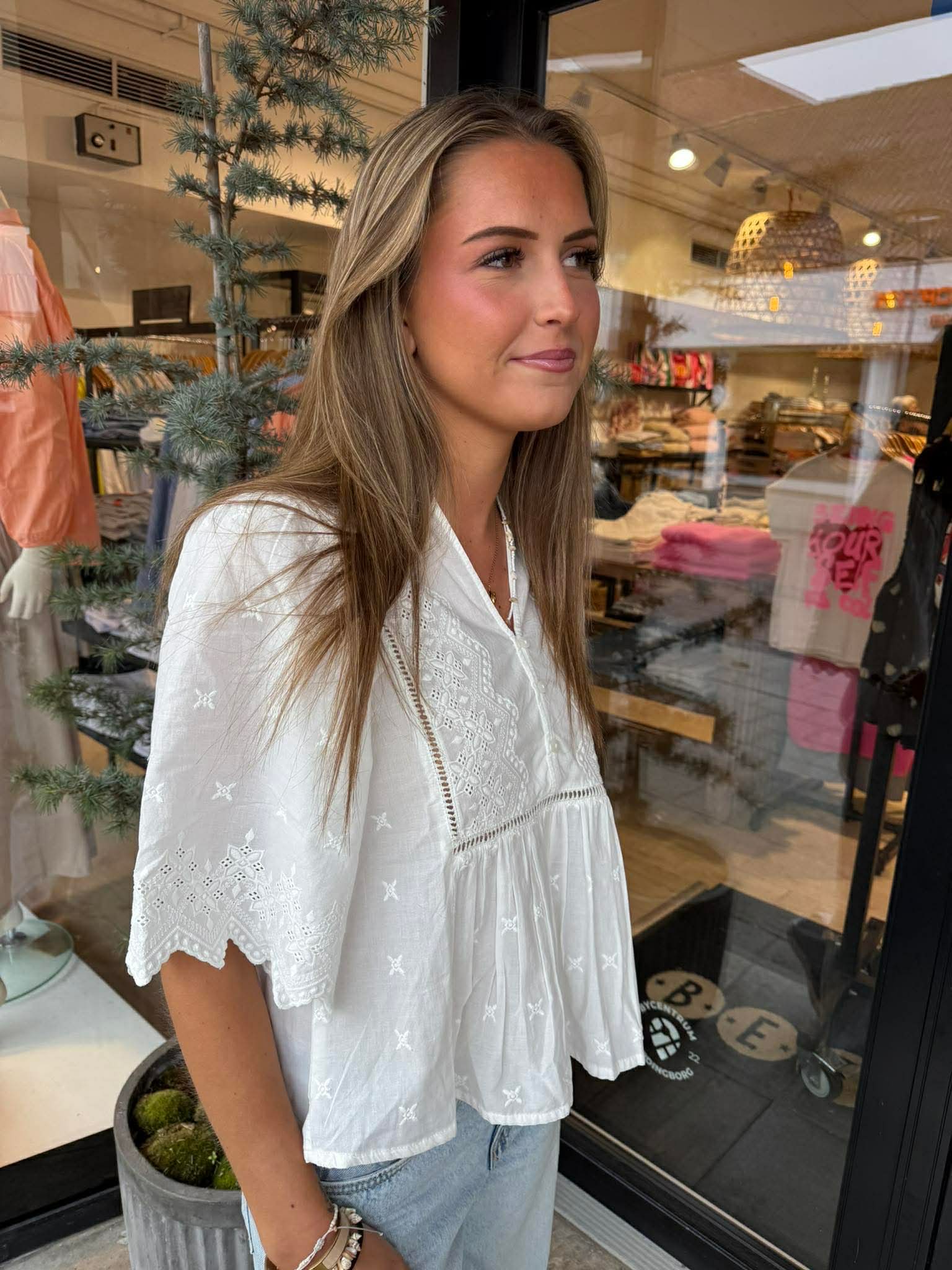 MAYA 2/4 EMBROIDERY TOP - Cloude Dancer