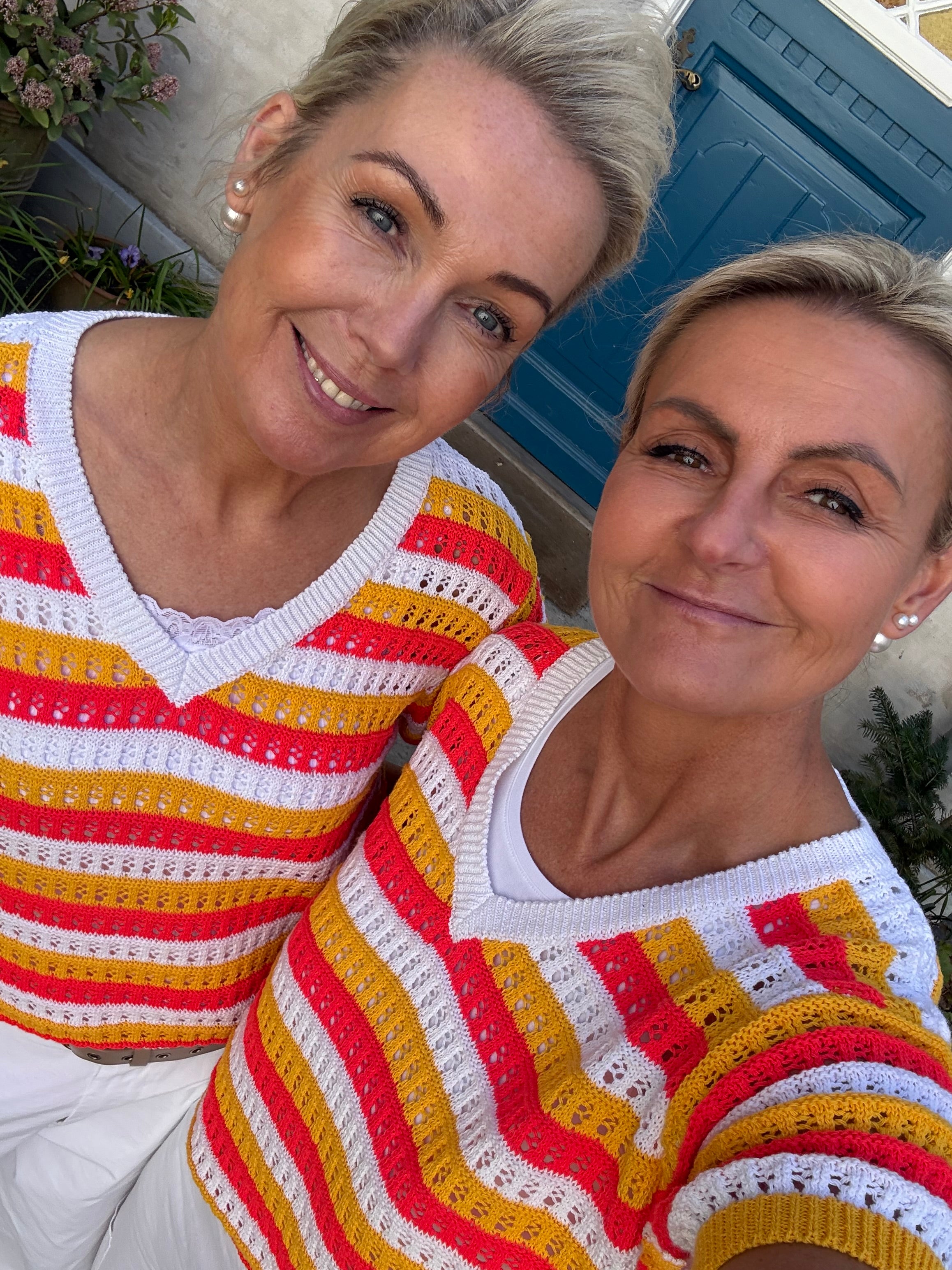Stickad randig T-shirt med V-ringad - Benvit/Orange/Rosa