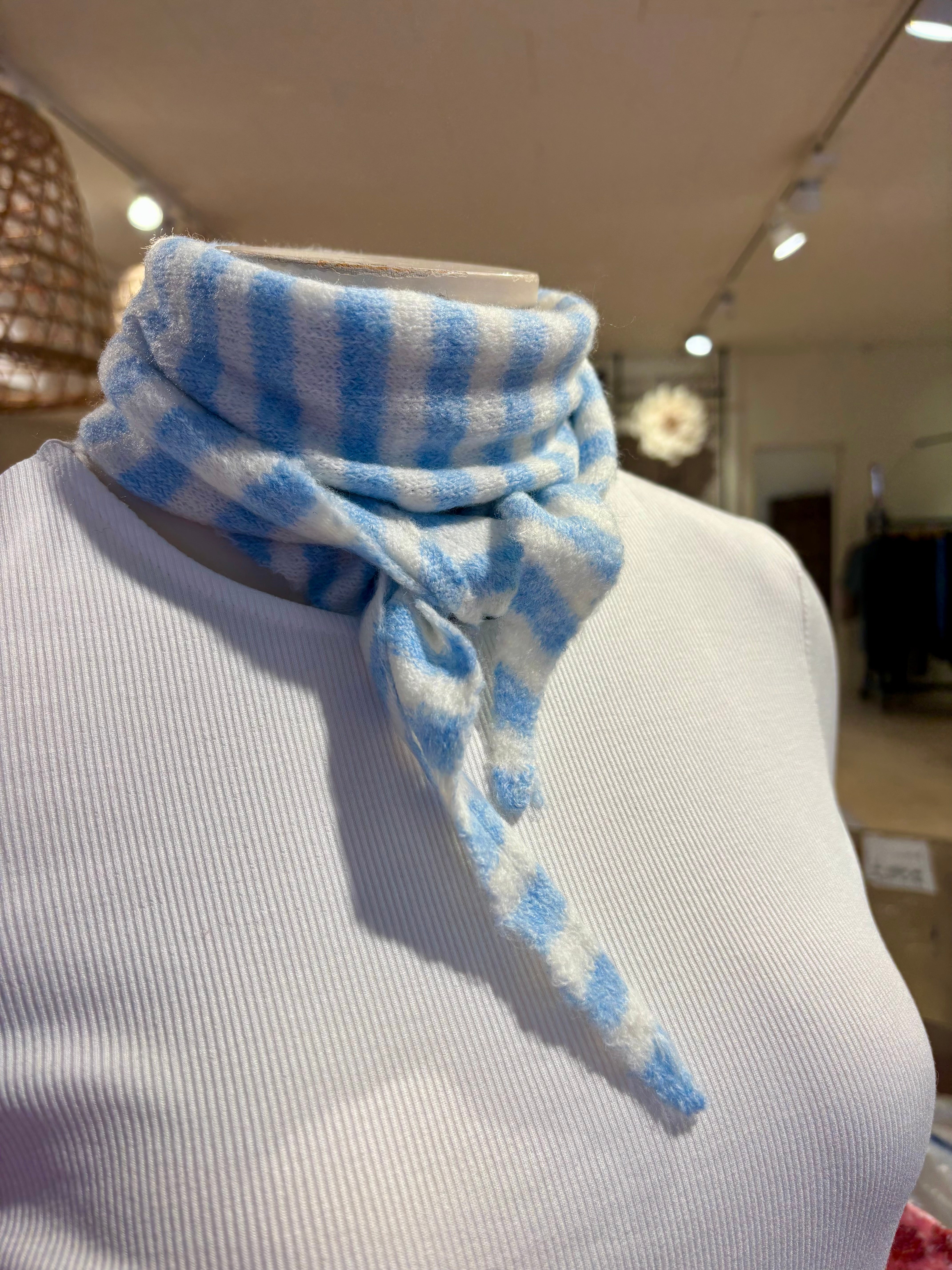 Randig stickad halsduk - Blå