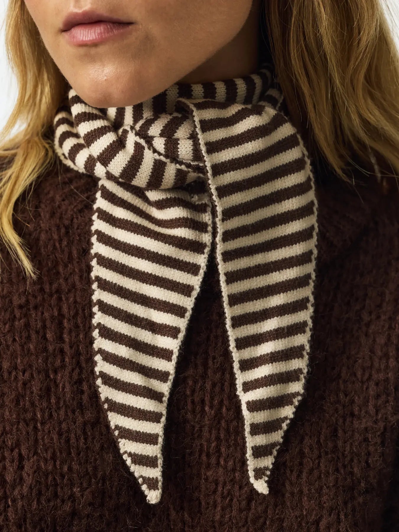 KOMMA TRIANGLE SCARF - Hot Fudge/Whitecap Gray