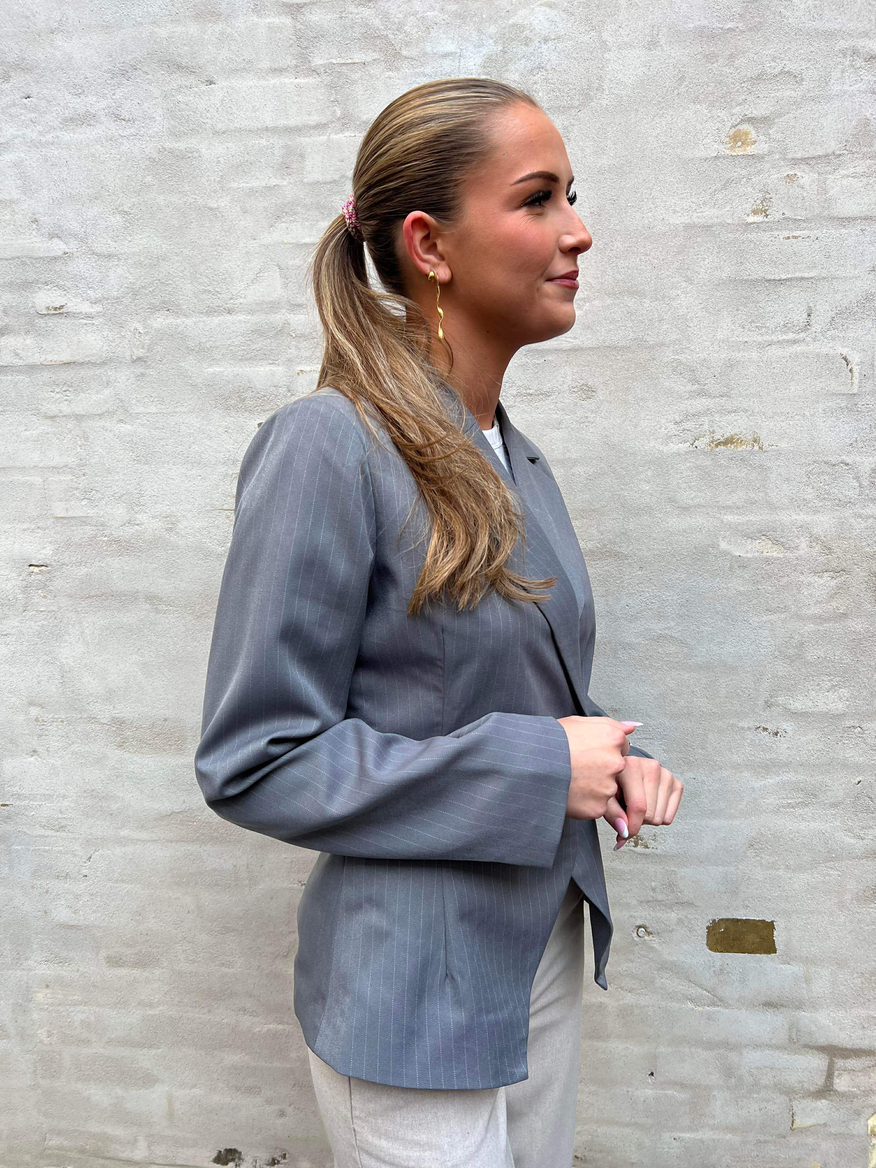 FALKA LS PASSAD NÅLSRIPAD BLAZER - Grå kritstripe